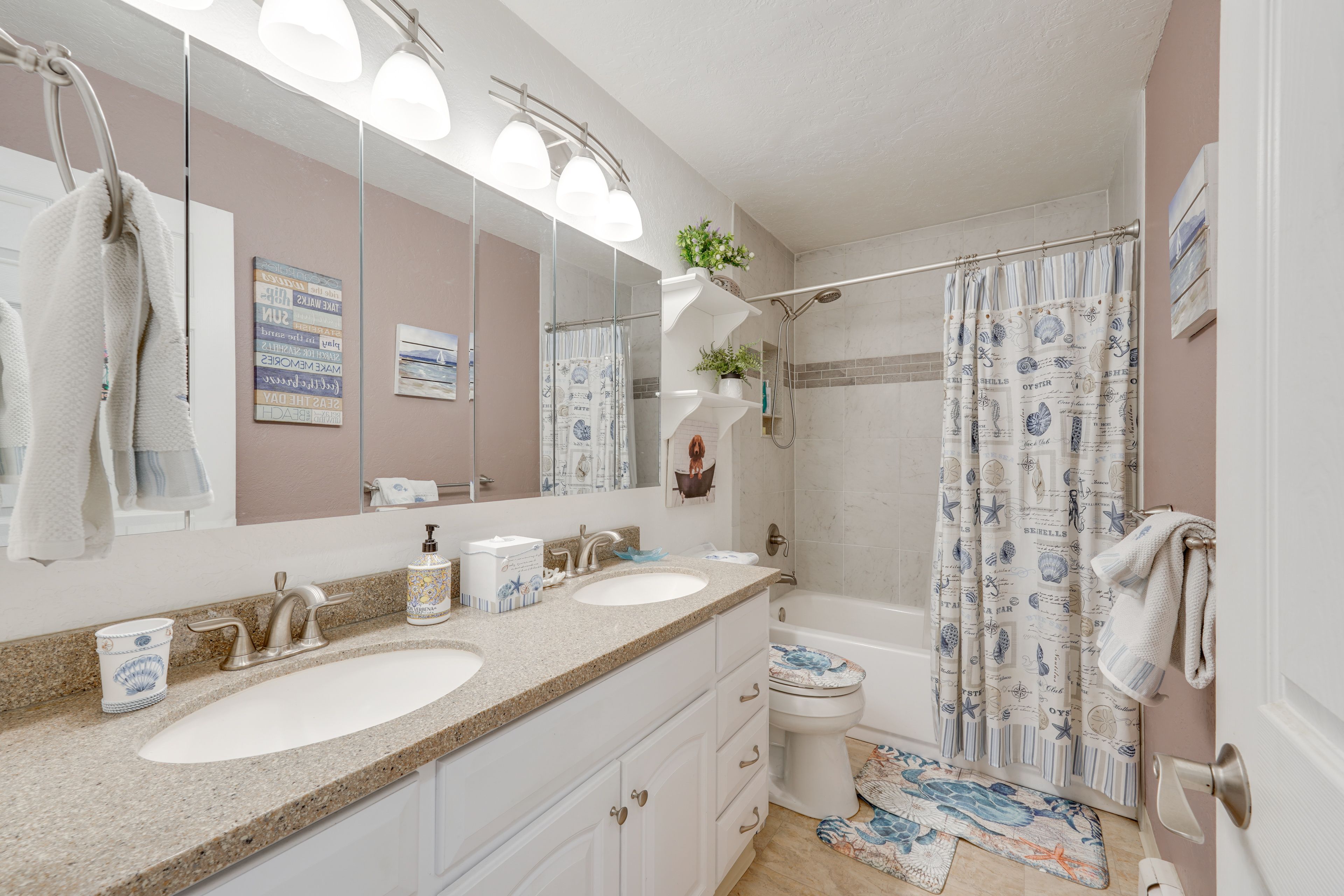 Full Bathroom | Towels Provided | Complimentary Toiletries