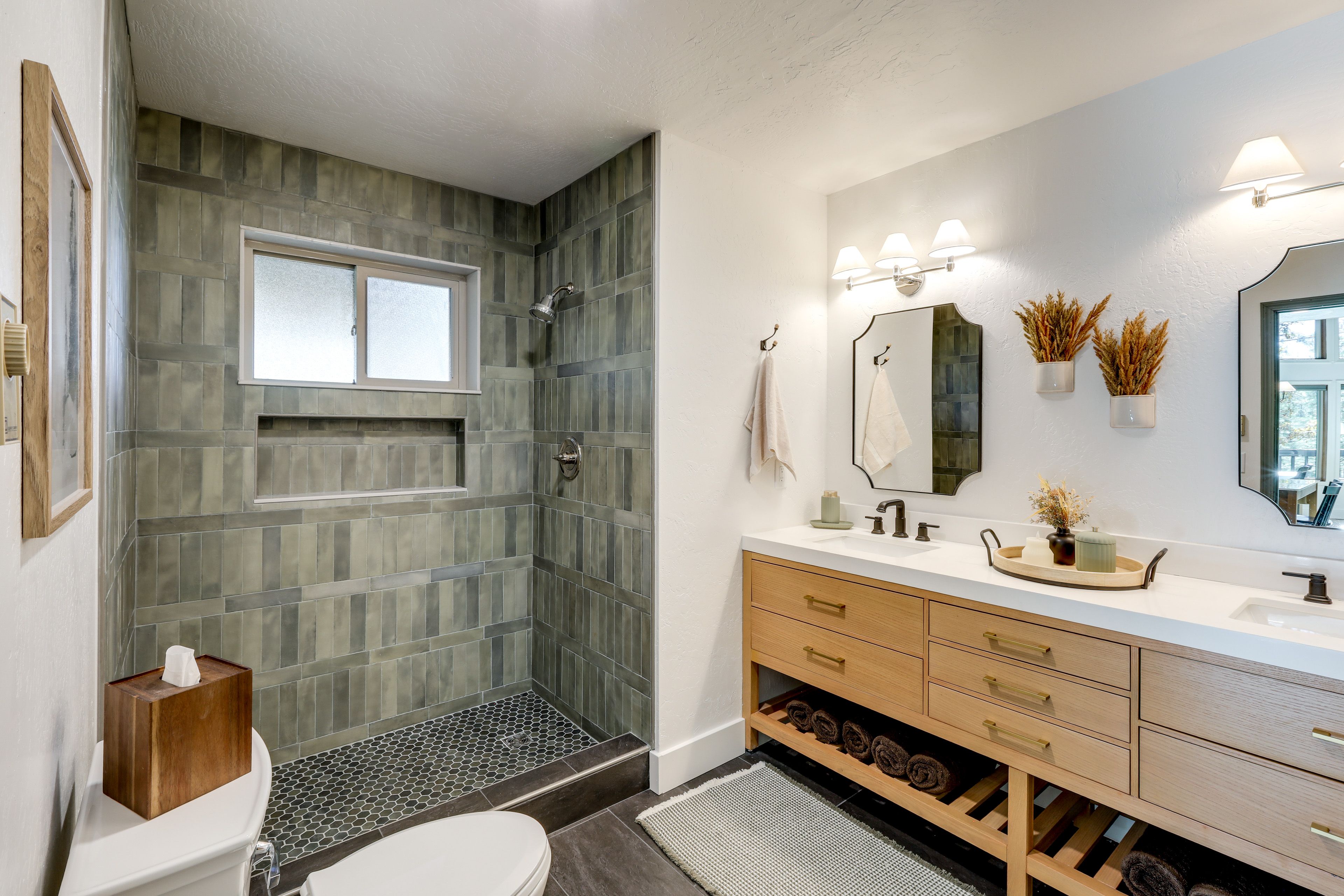 Full Bathroom | 1st Floor | Towels Provided