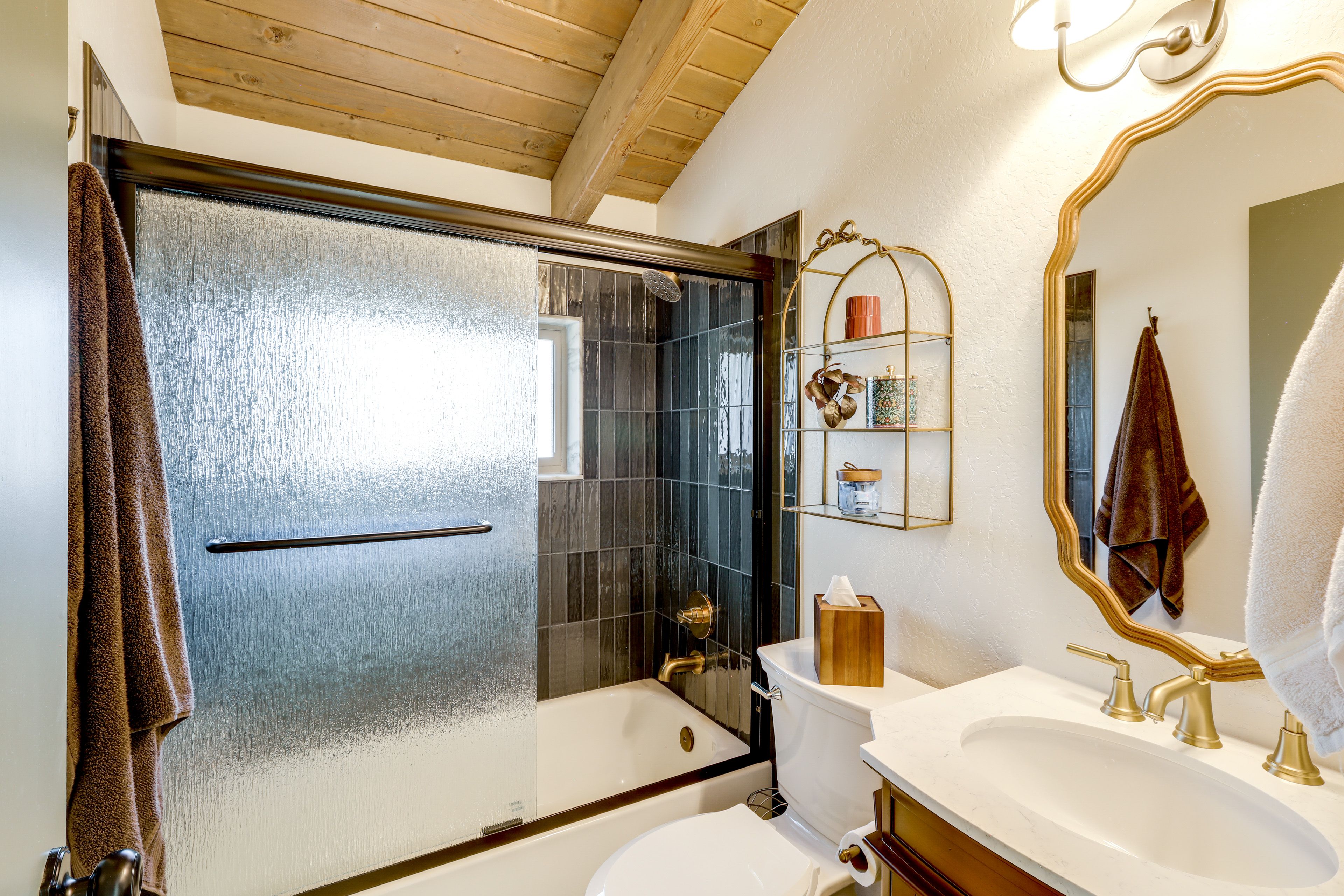 Full Bathroom | 2nd Floor