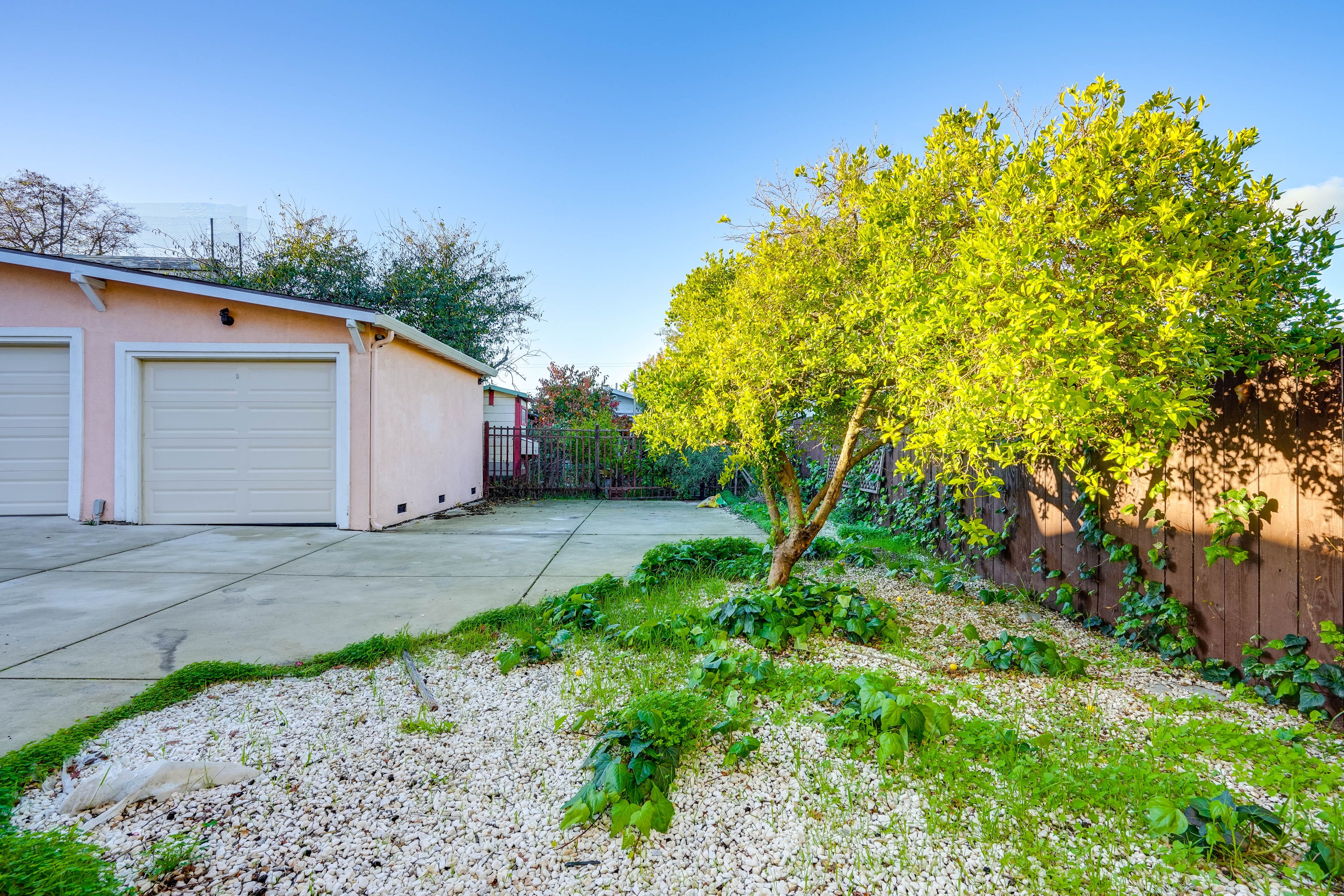 Parking | Garage (1 Vehicle) | Free Street Parking