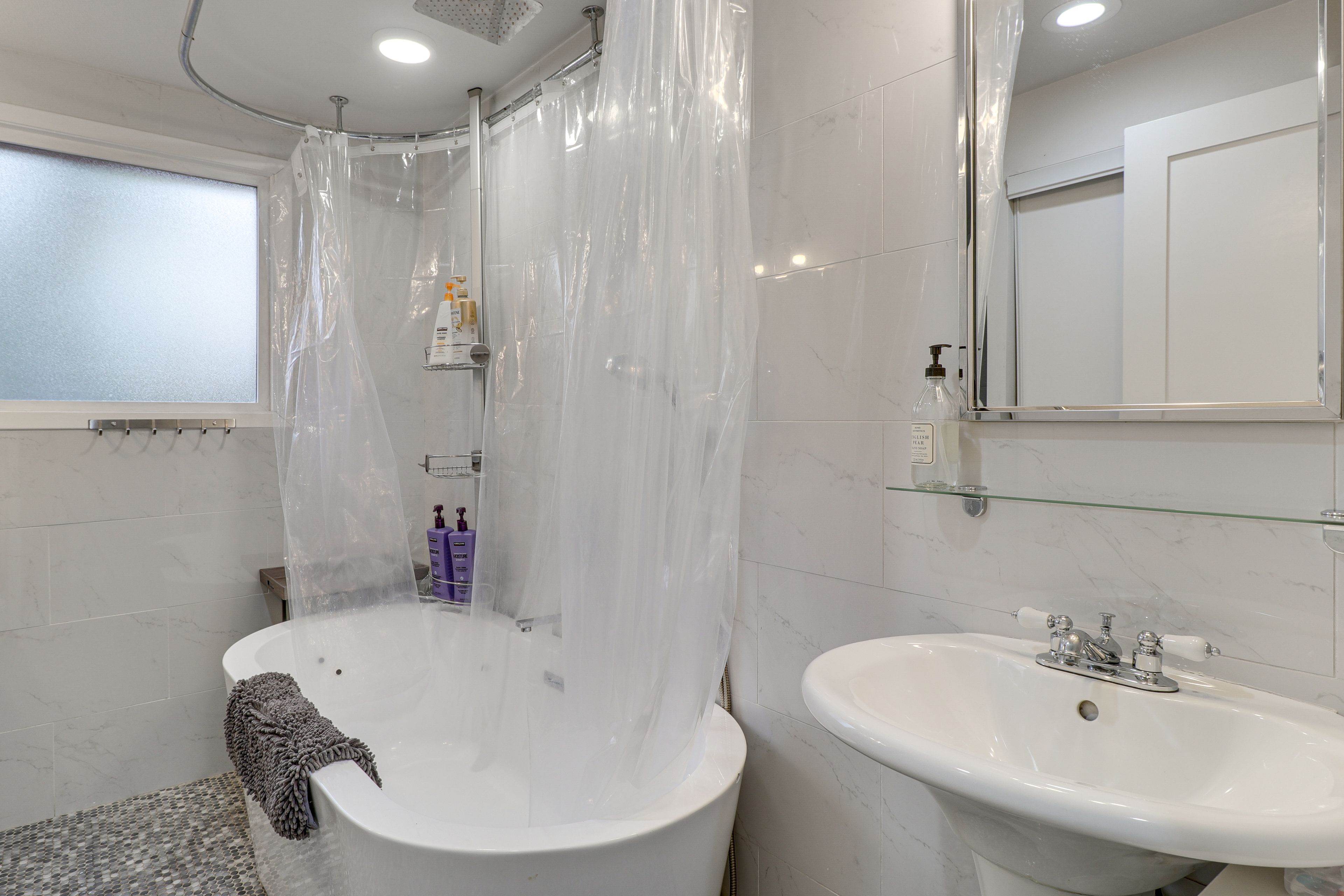 Full Bathroom | Towels Provided | Complimentary Toiletries