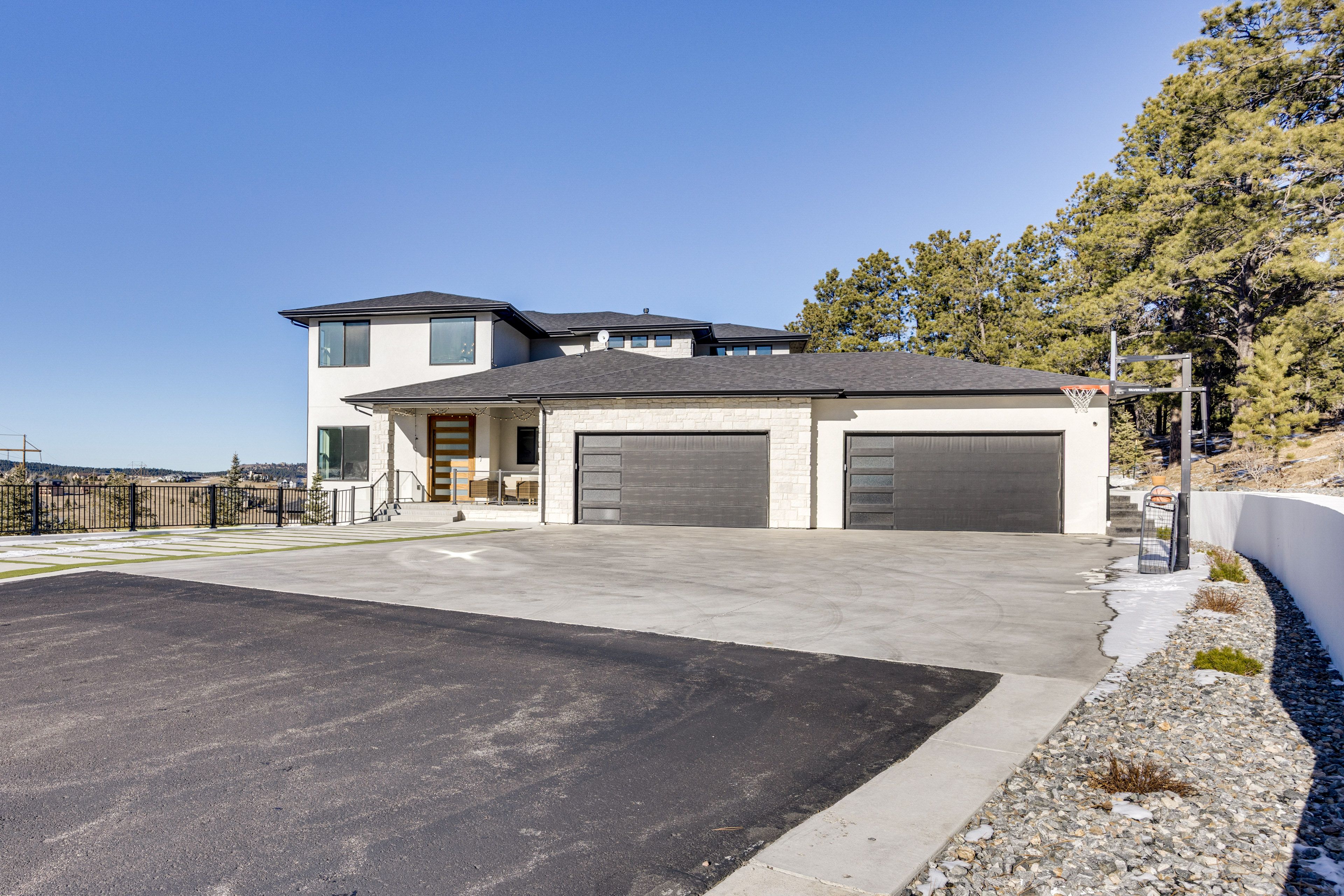 Parking | Garage (5 Vehicles) | Driveway (2 Vehicles)