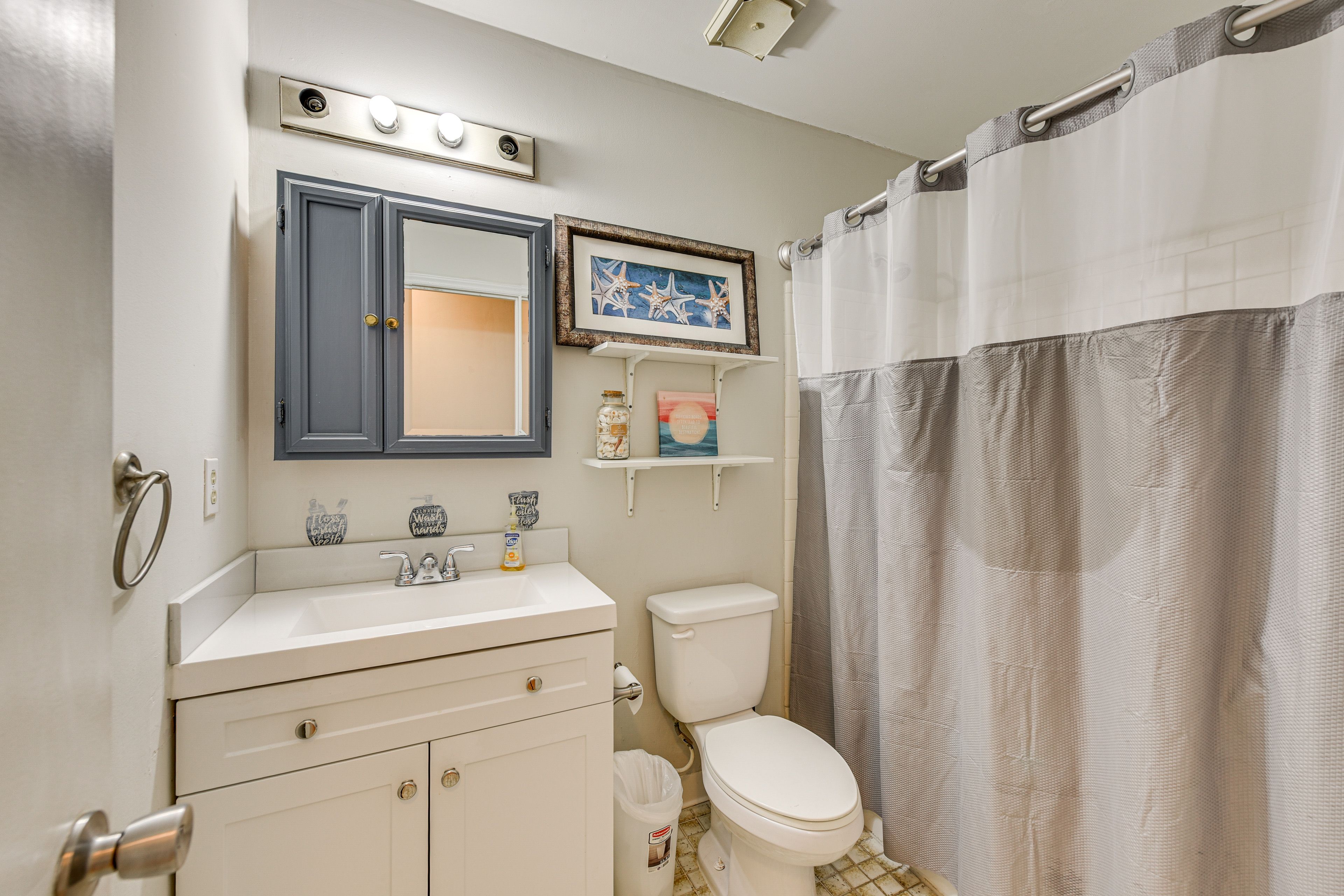 Full Bathroom | Main Level | Complimentary Toiletries | Towels Provided