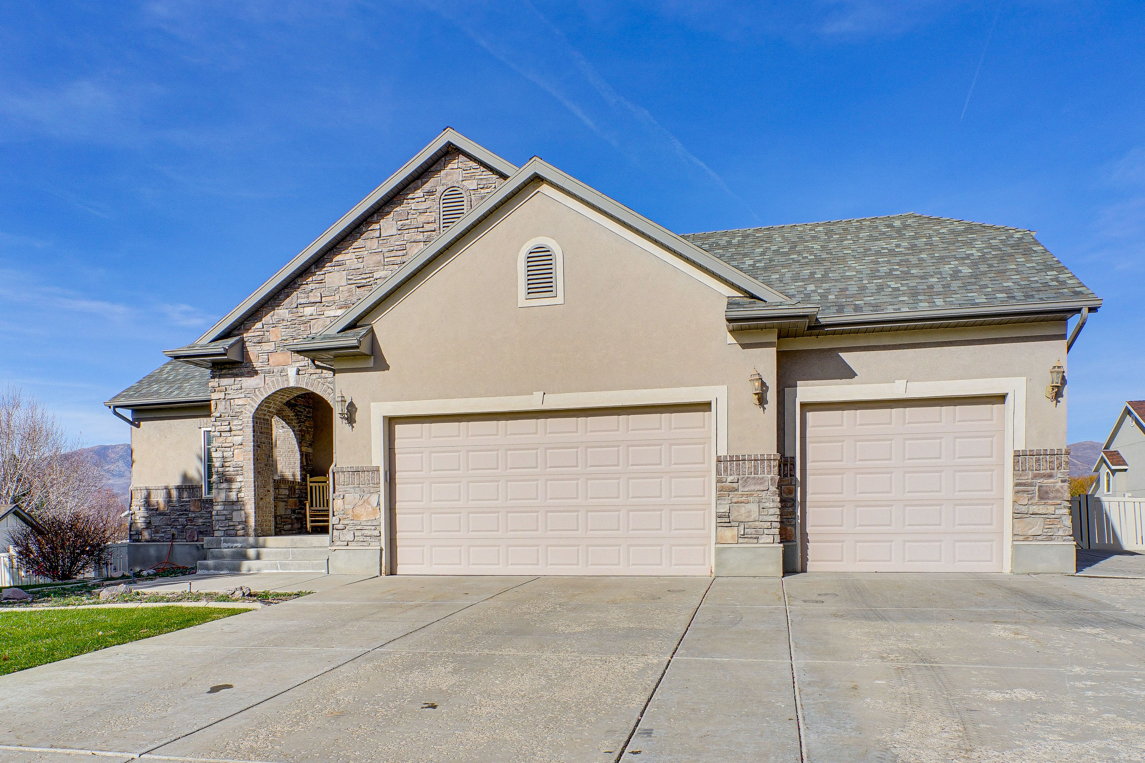 Exterior | Driveway (3 Vehicles)