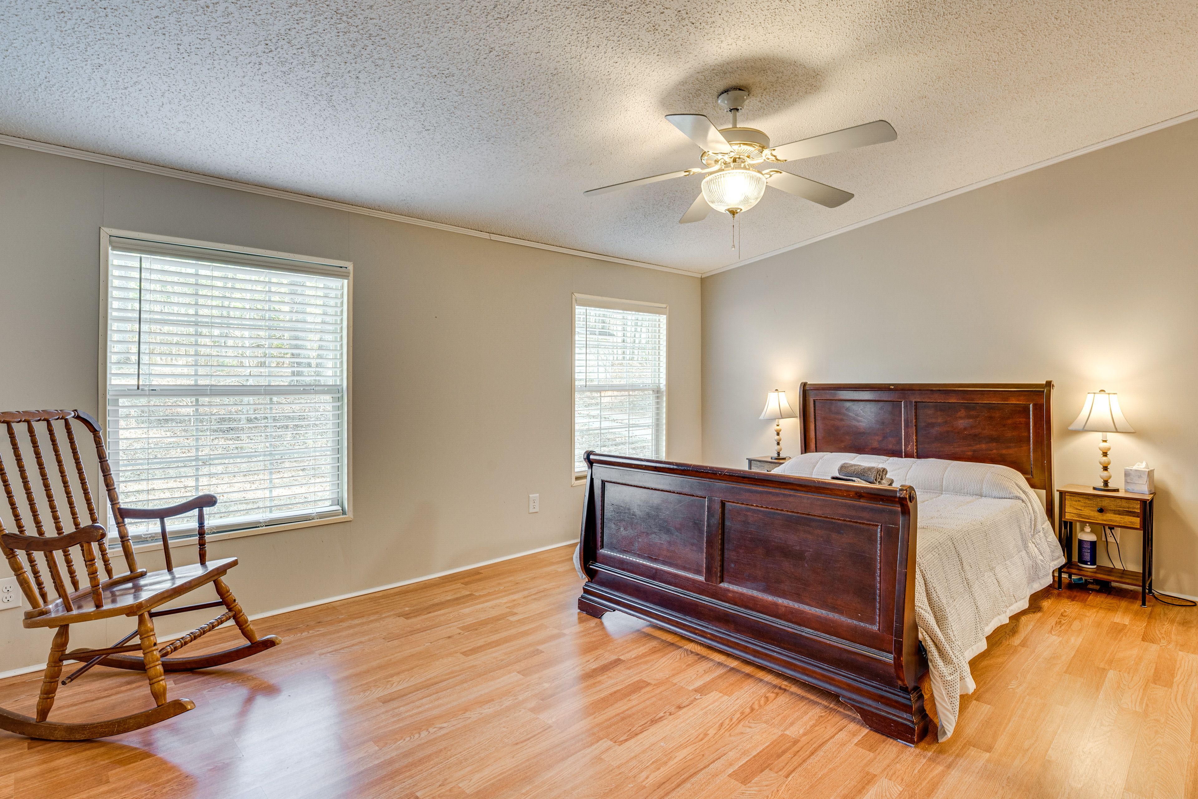 Bedroom 1 | Queen Bed