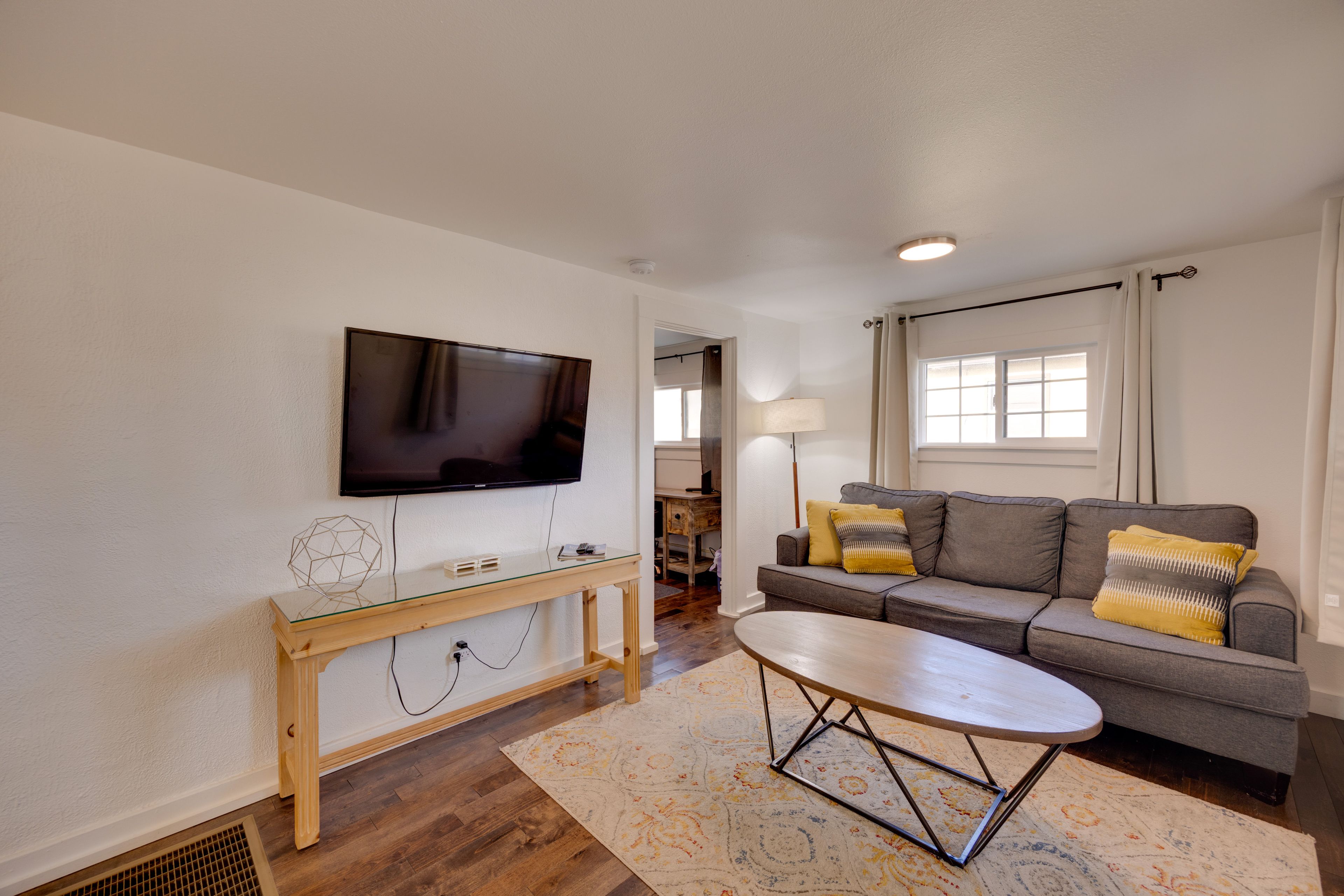 Living Room | Free WiFi | Smart TV | Central A/C | Queen Sleeper Sofa