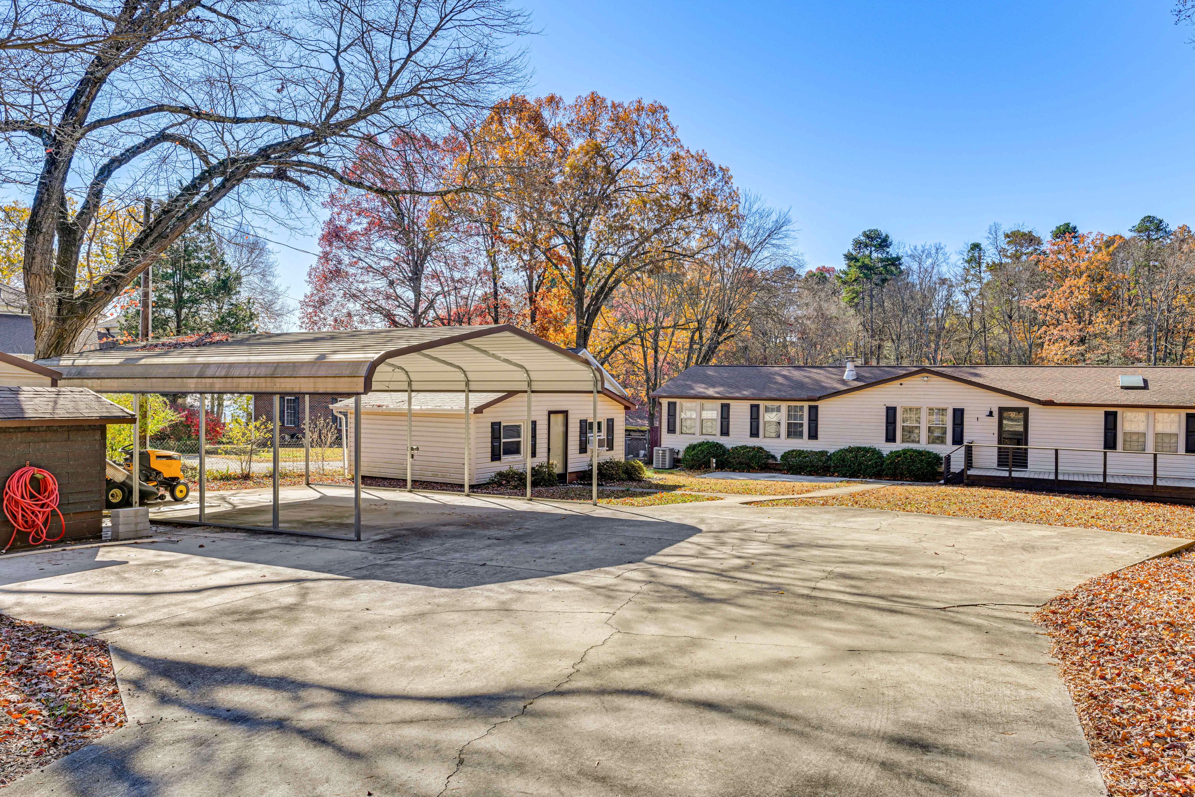 Parking | Driveway (8 Vehicles)
