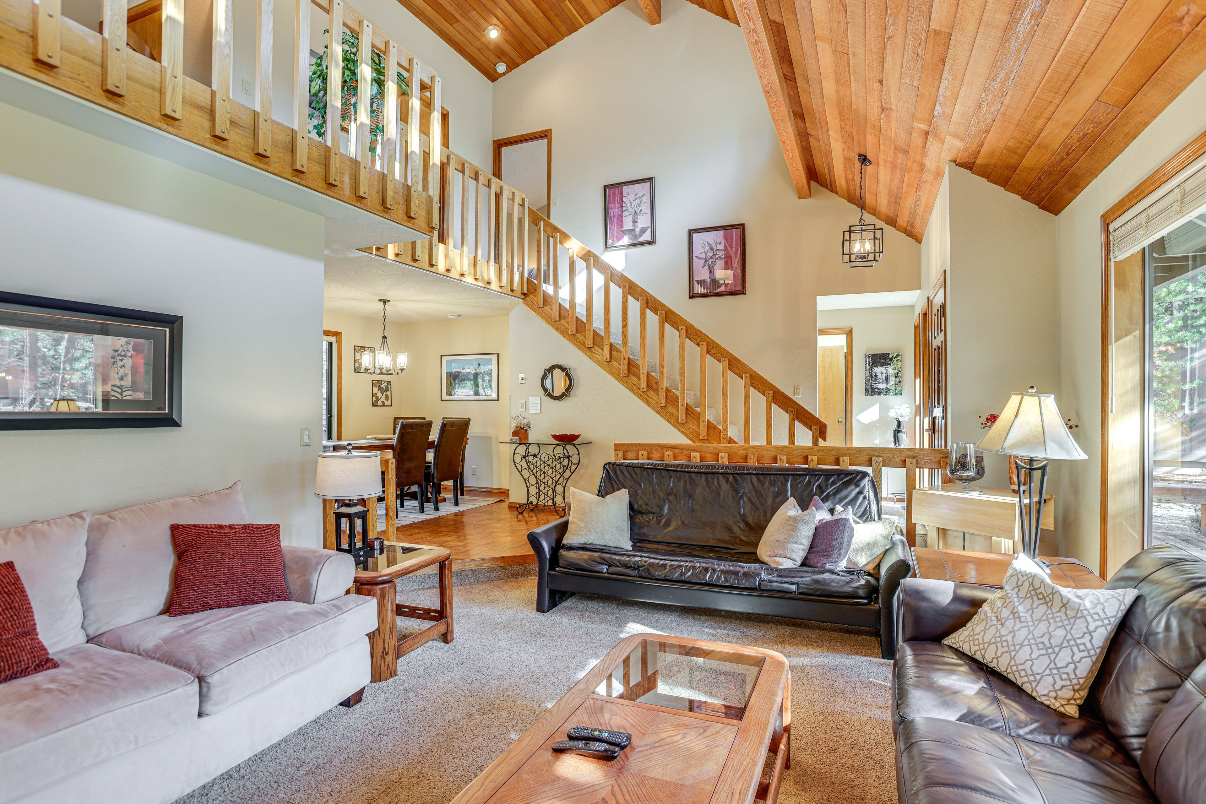 Living Room | Flat-Screen TV | Gas Fireplace | Free WiFi