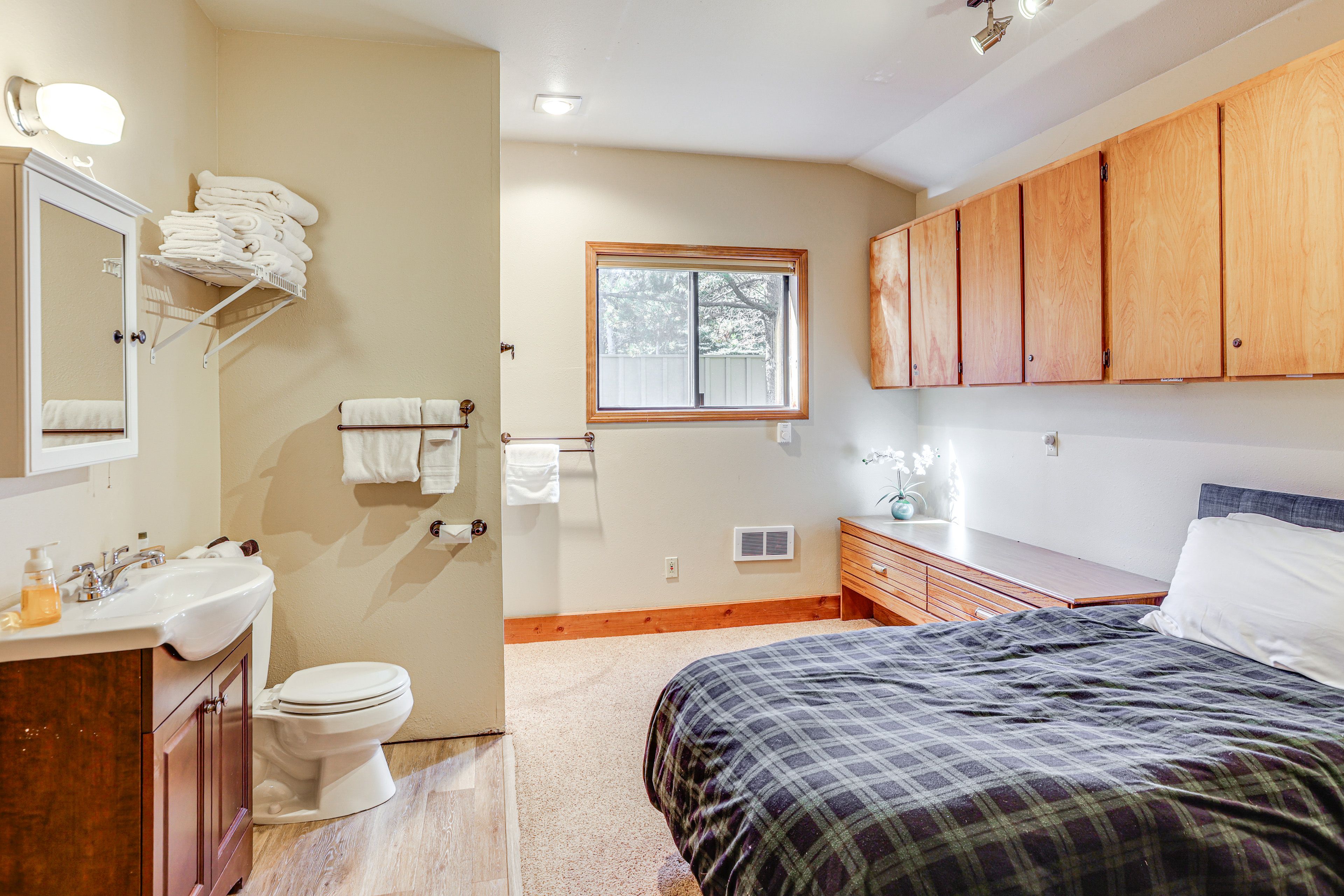 Bathroom | Shower | 1st Floor