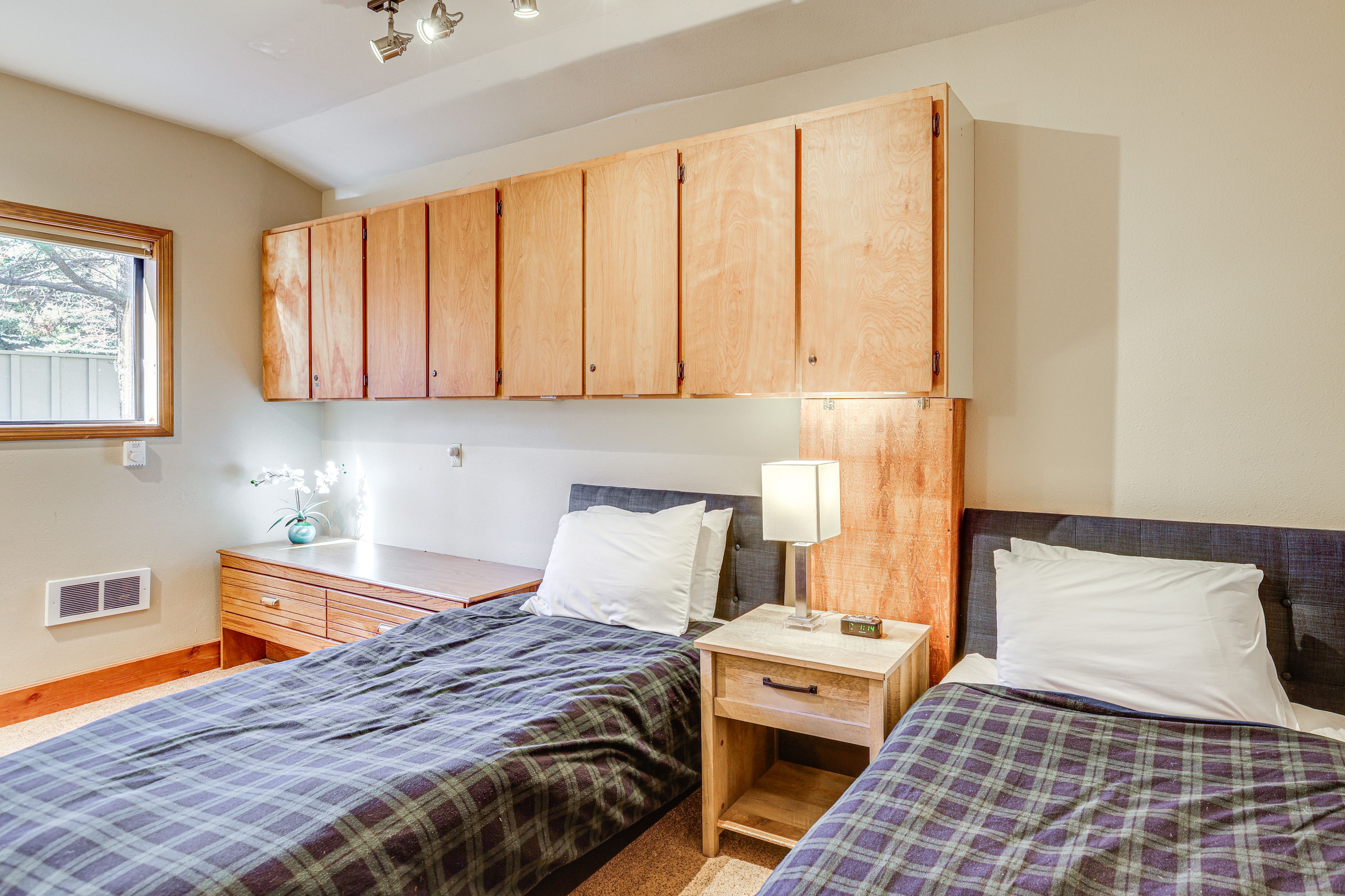 Bedroom 3 (Open Concept) | 2 Twin Beds | Flat-Screen TV | 1st Floor