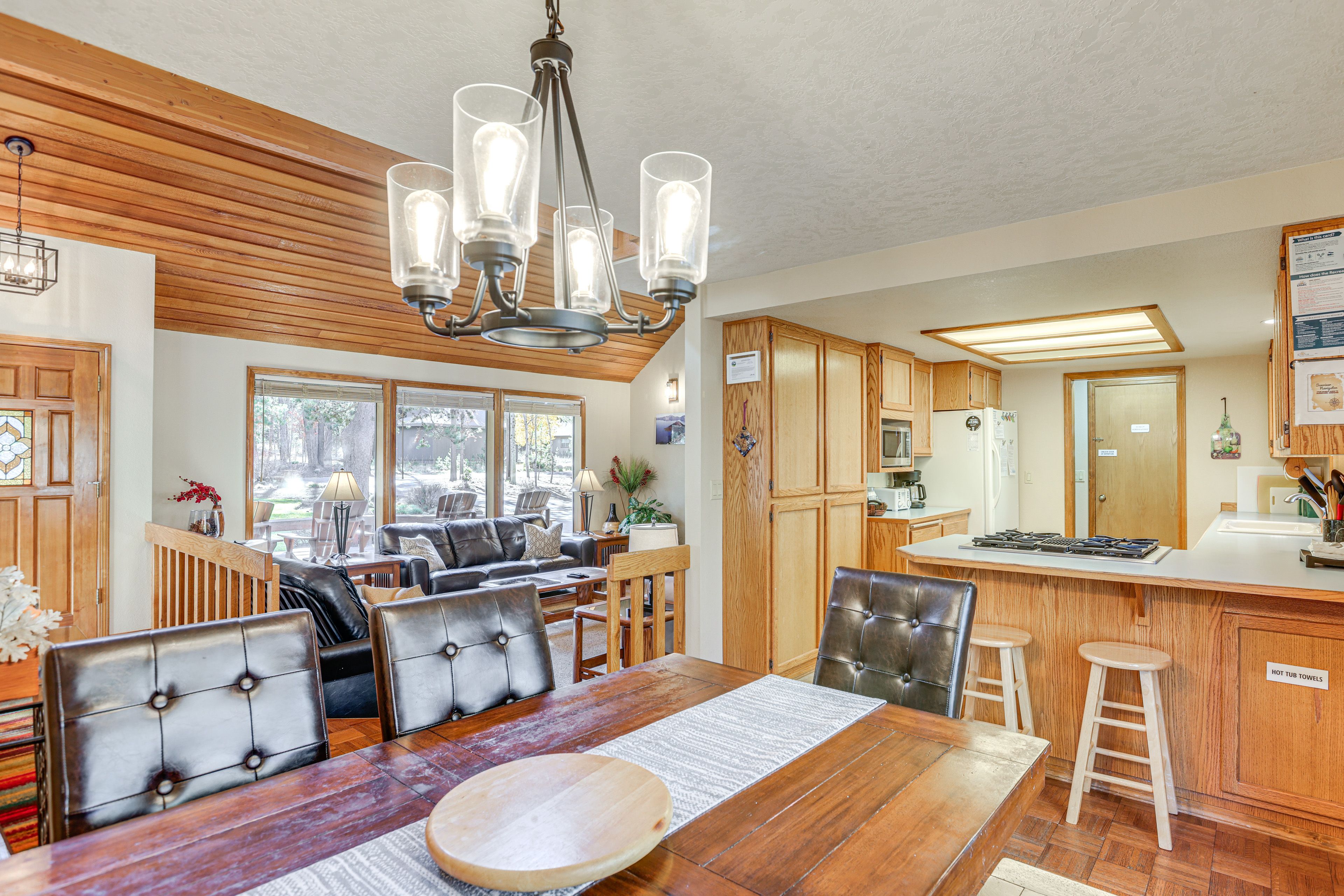 Dining Area | Dishware/Flatware Provided | 1st Floor