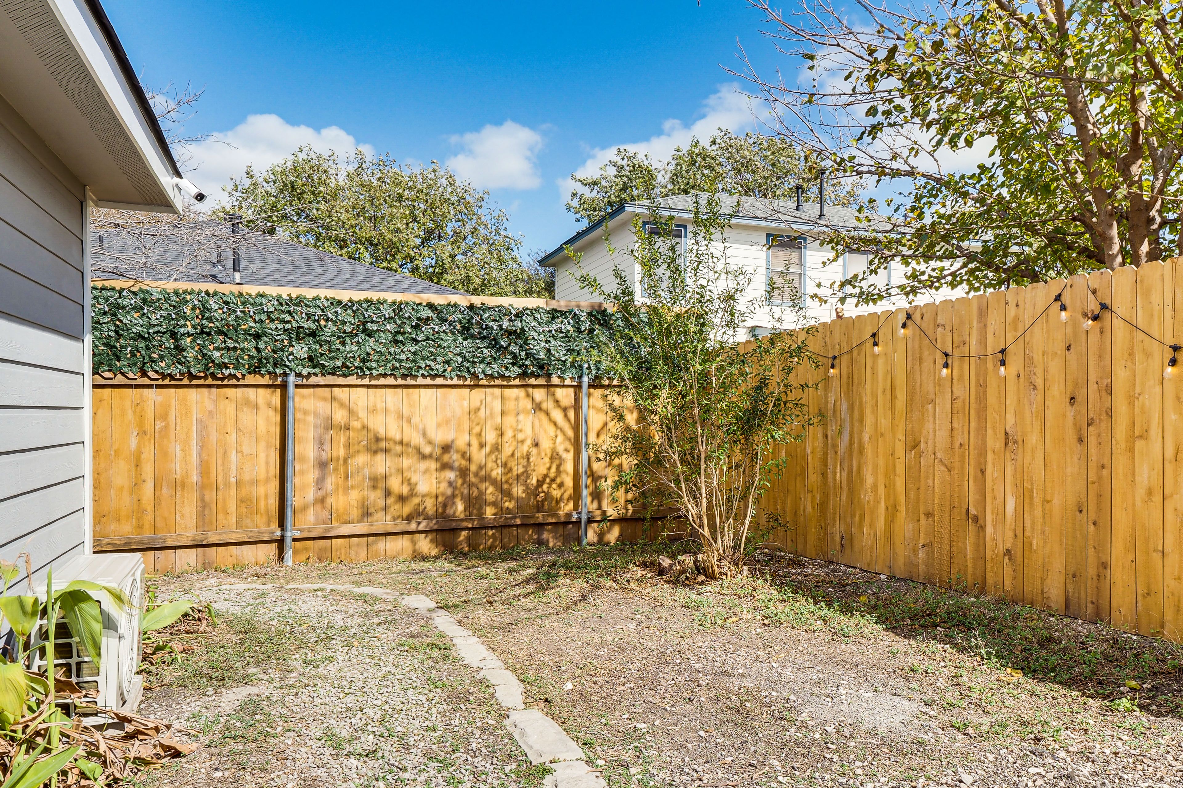 Private Yard | Self Check-In | Walking Distance to Wildflower Park