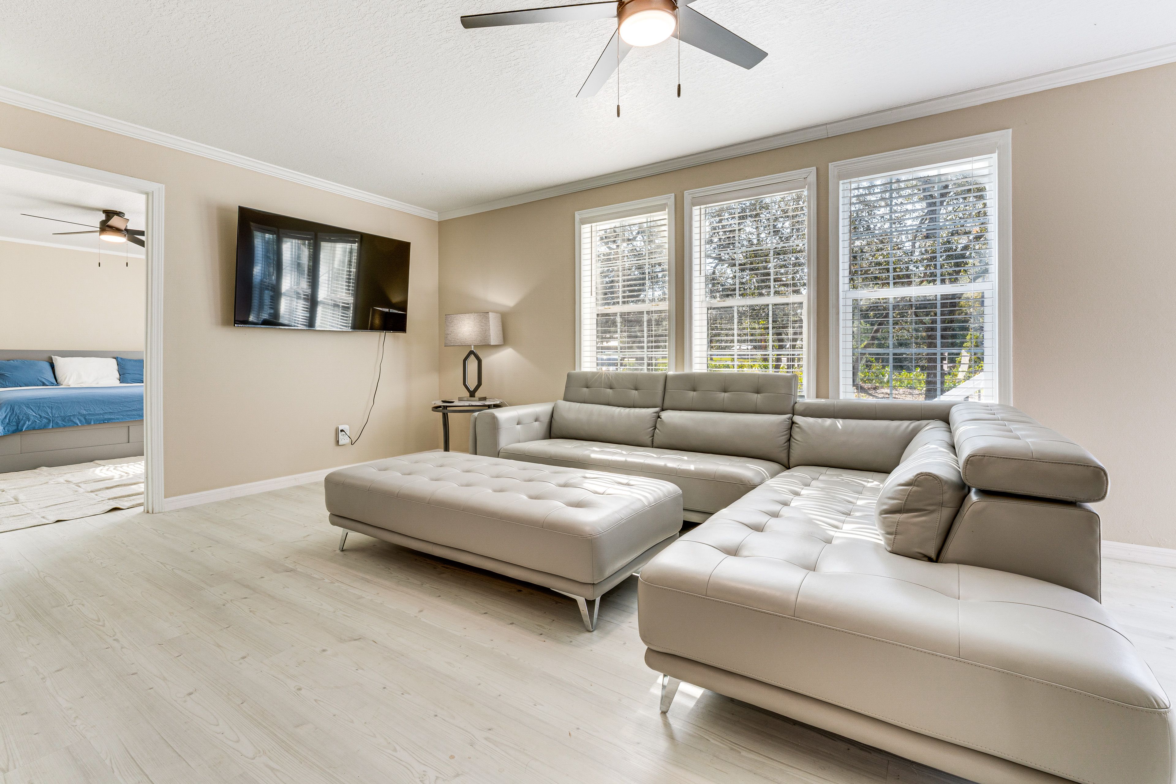 Living Room | Flat-Screen TV | Desk w/ Computer | Central Heating & A/C