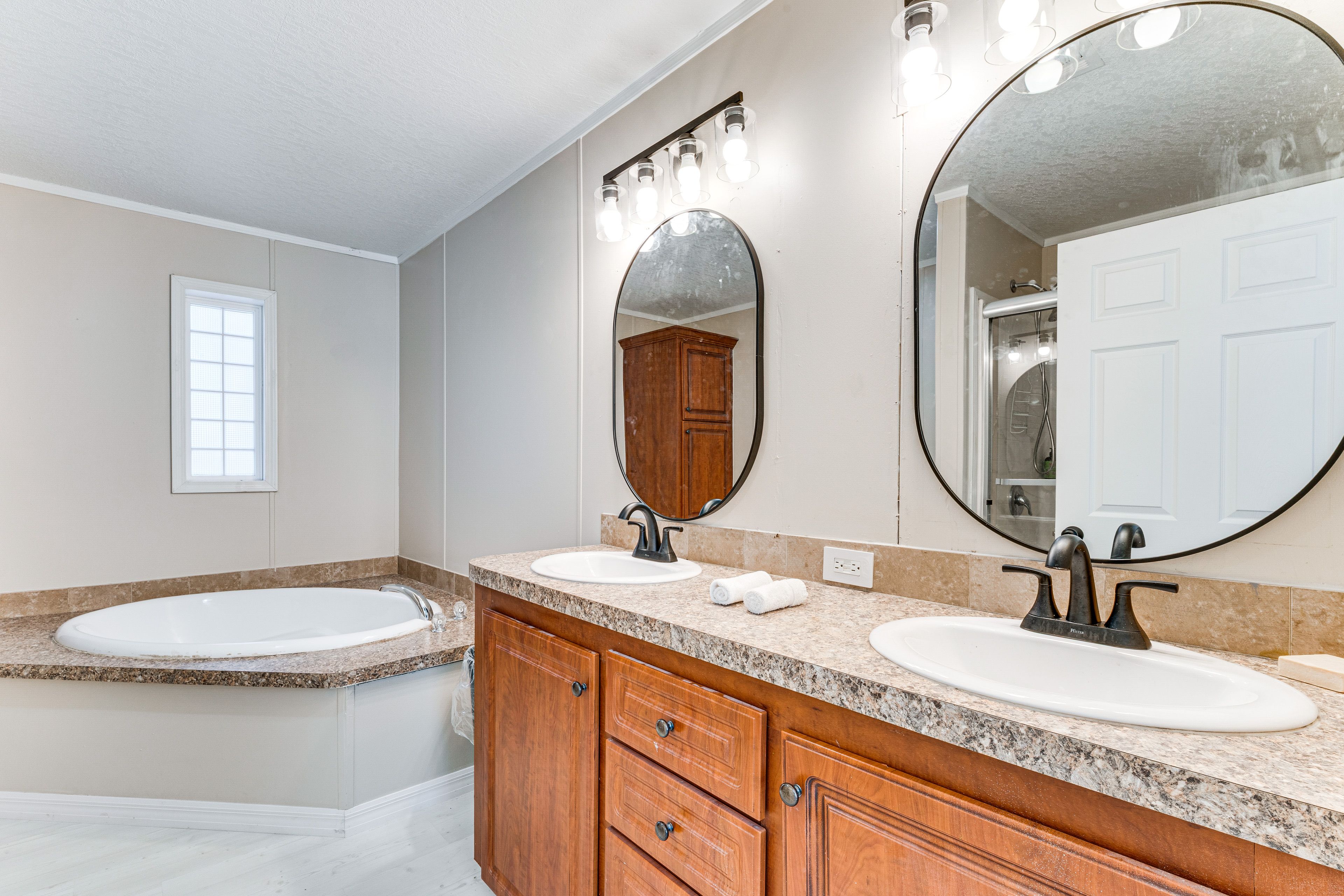 Full Bathroom | Complimentary Toiletries | Towels Provided