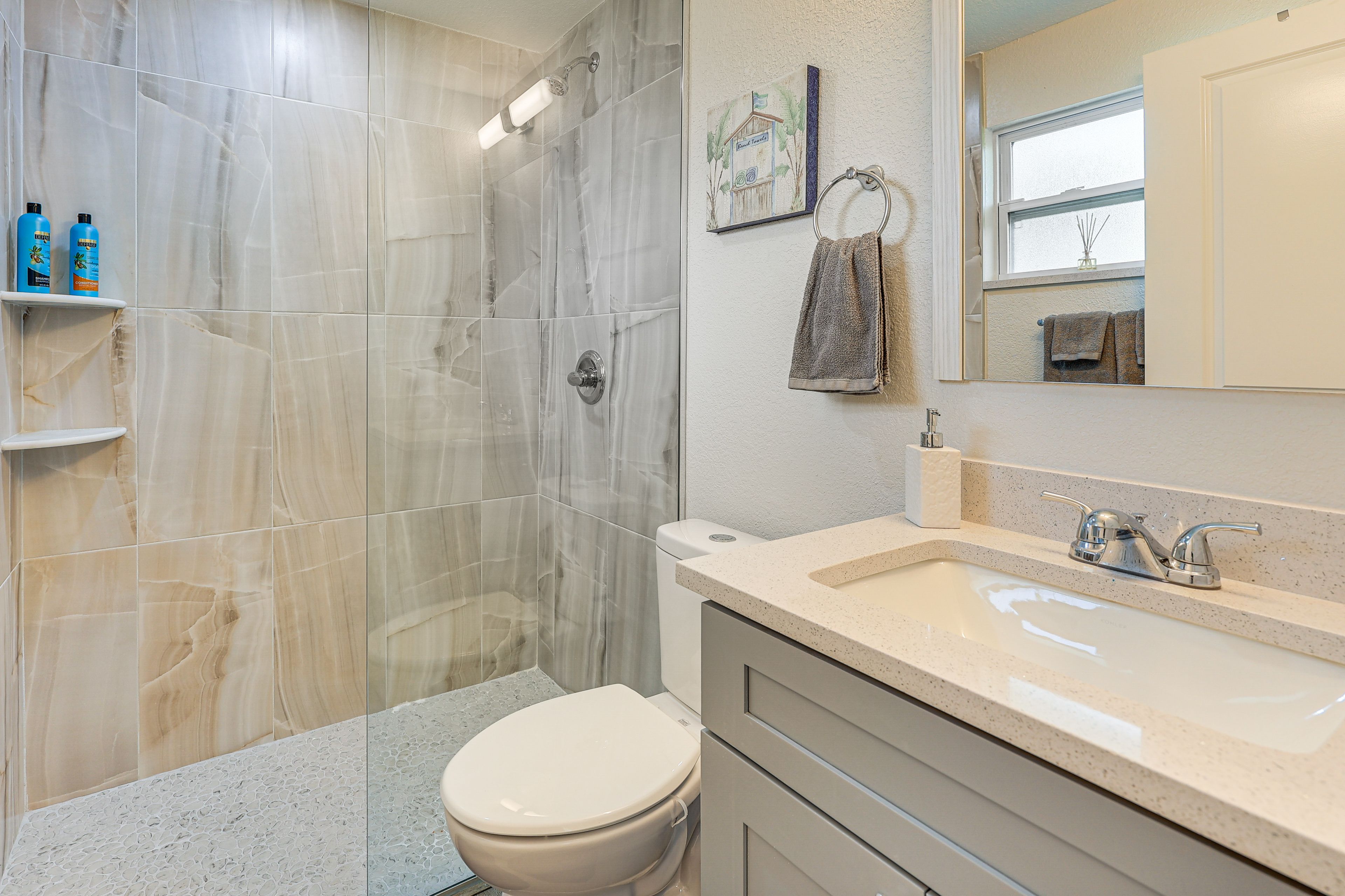 Full Bathroom | Complimentary Toiletries | Towels Provided