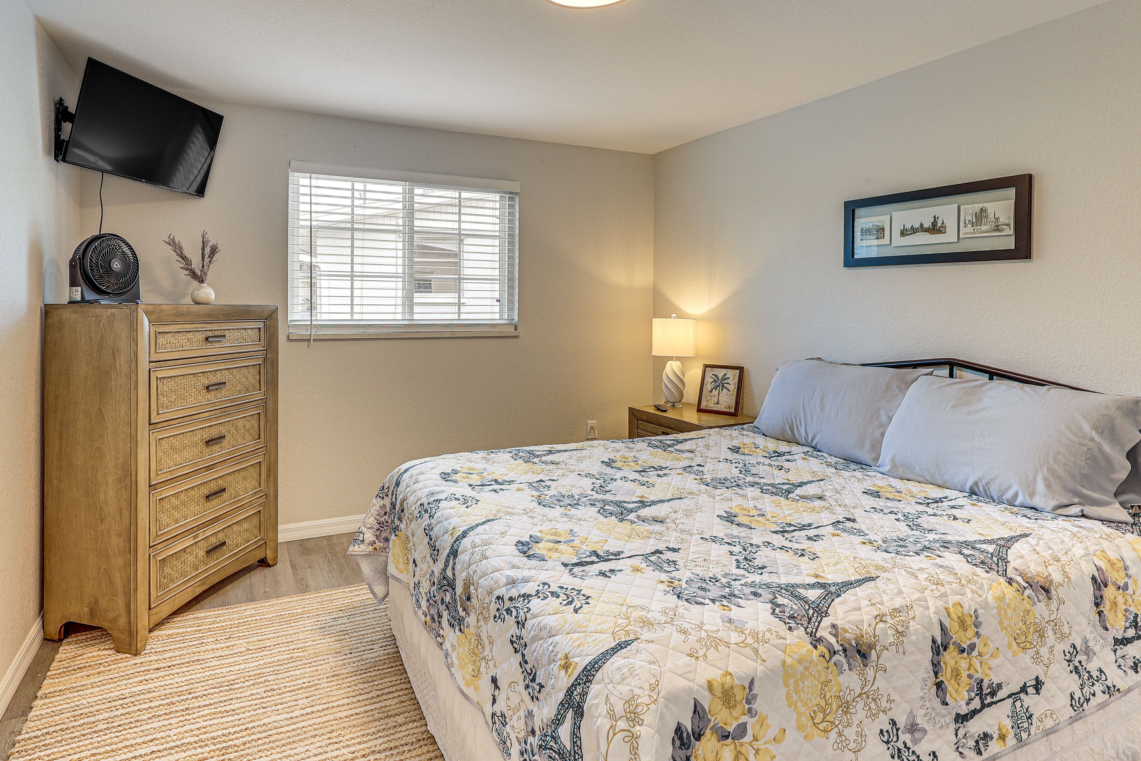 Bedroom 2 | Queen Bed