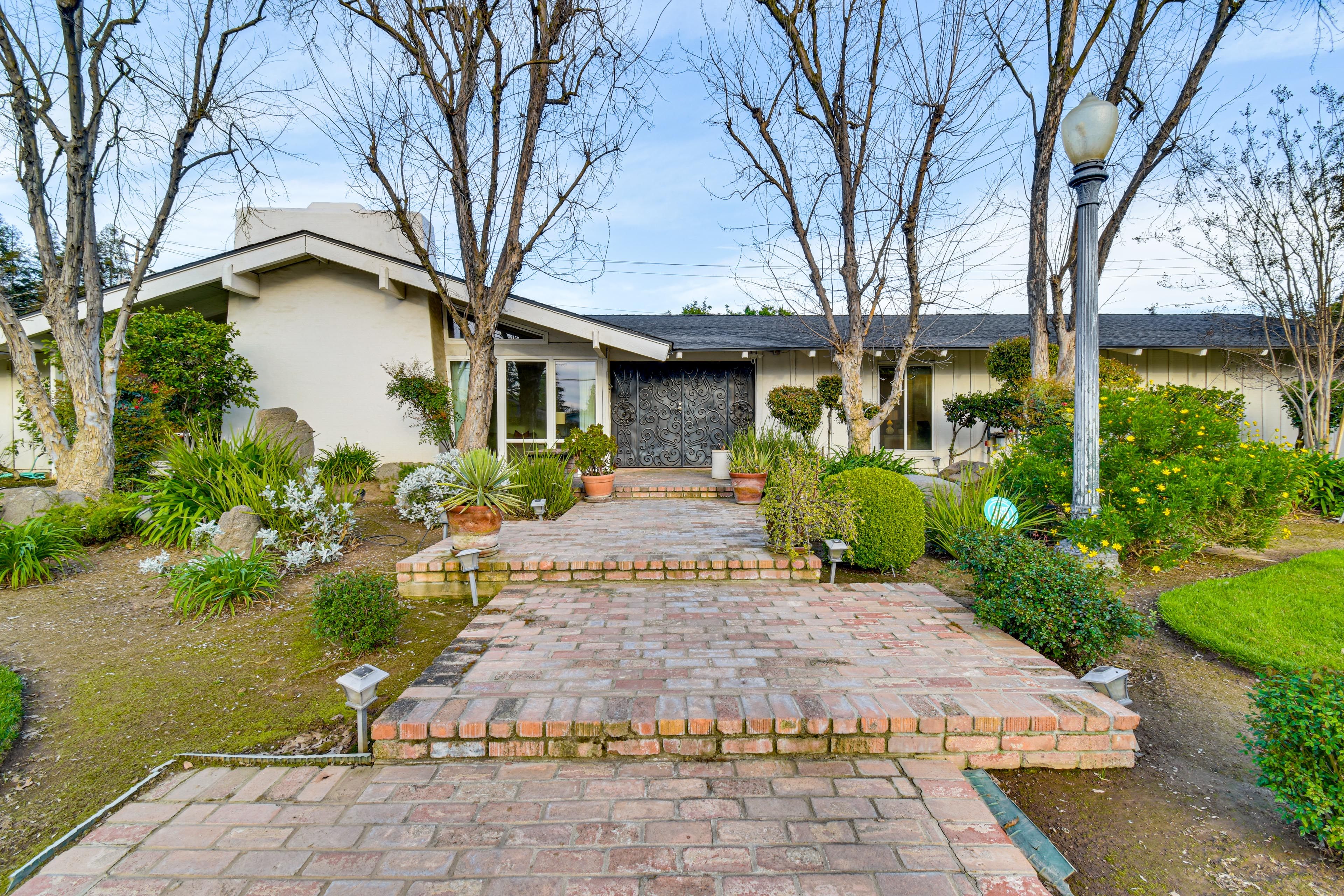 Parking | Street Parking (First-Come, First-Served) | No Driveway/Garage Access