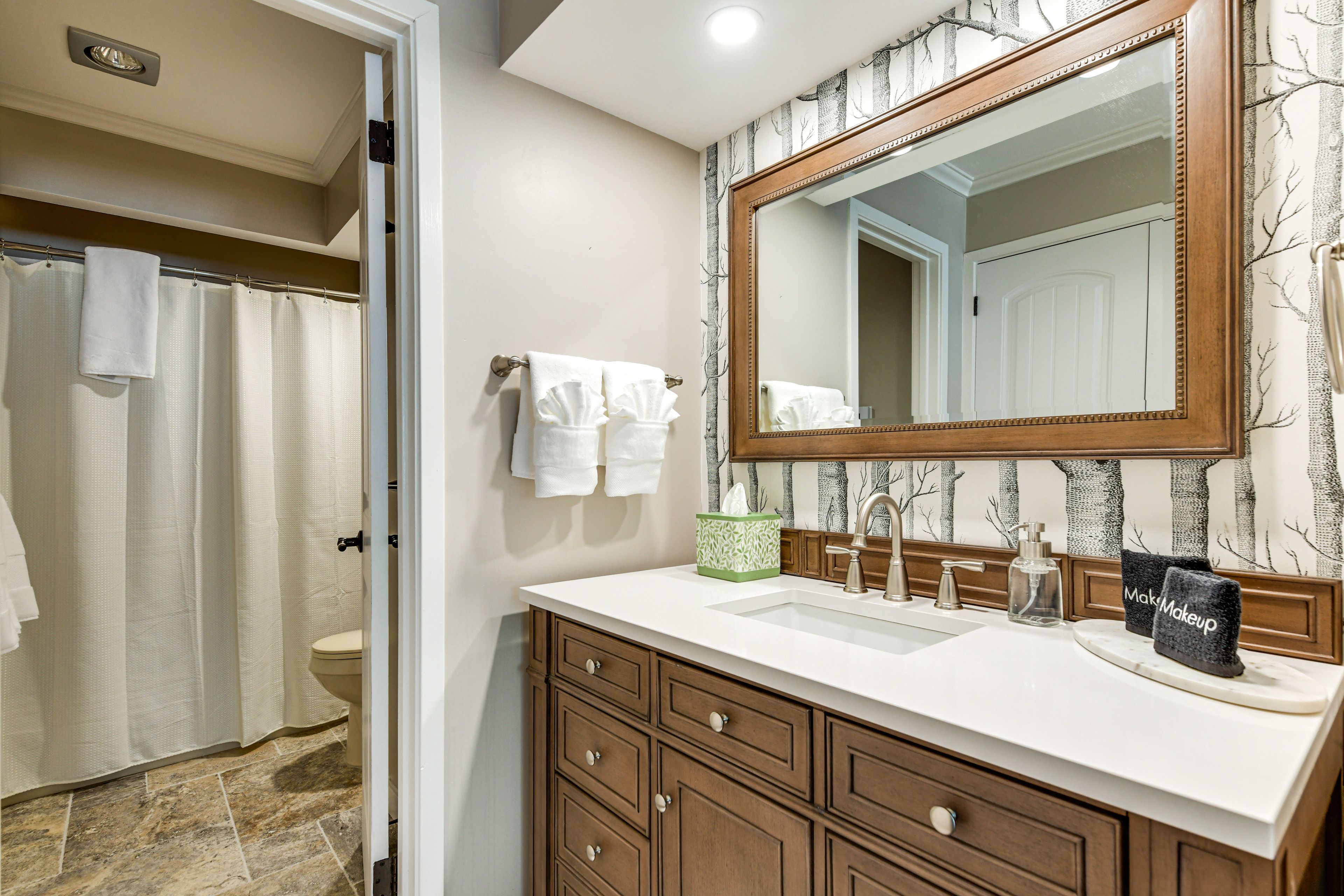 En-Suite Bathroom | Complimentary Toiletries | Hair Dryer | Upper Level