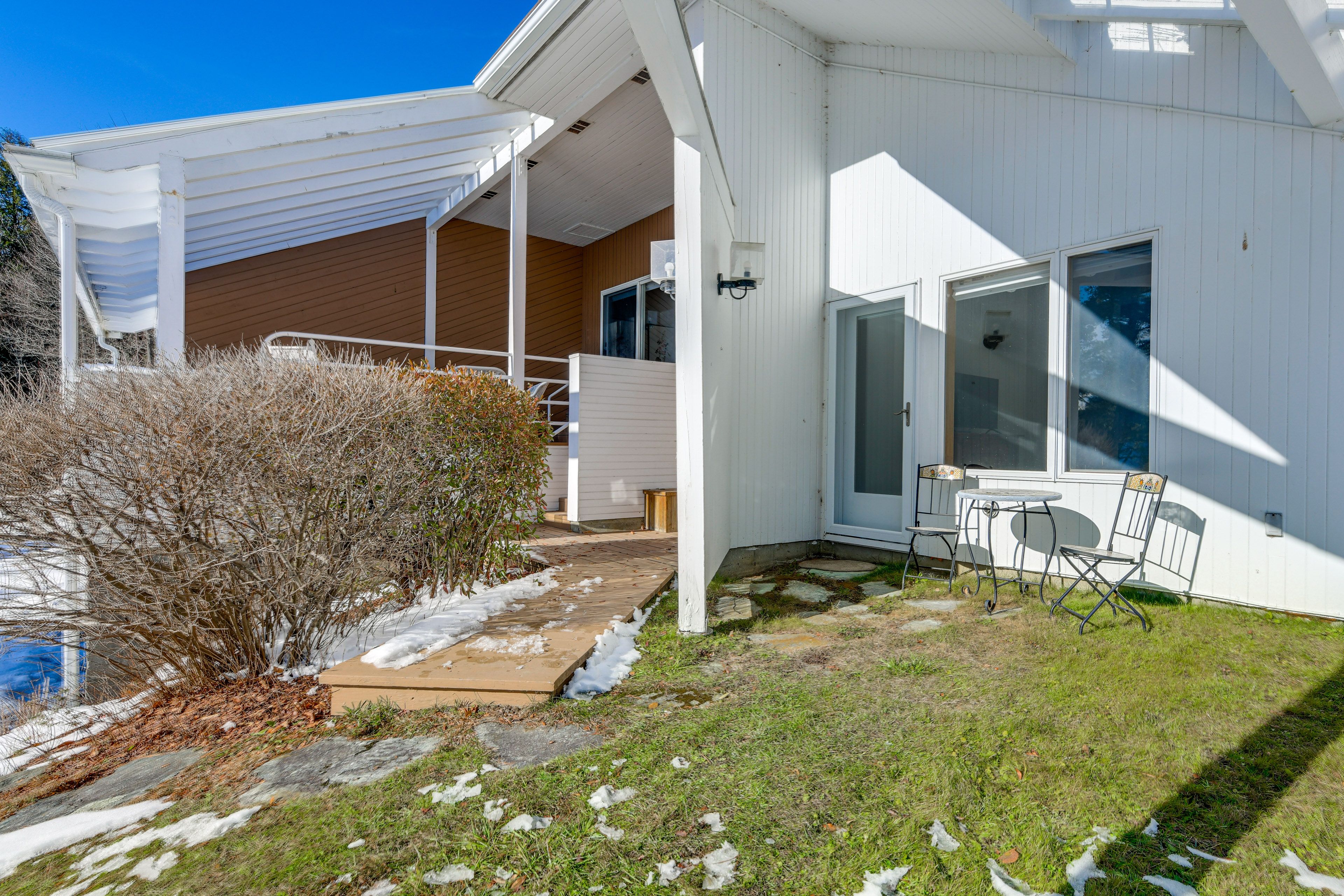 Front Yard | Bistro Seating