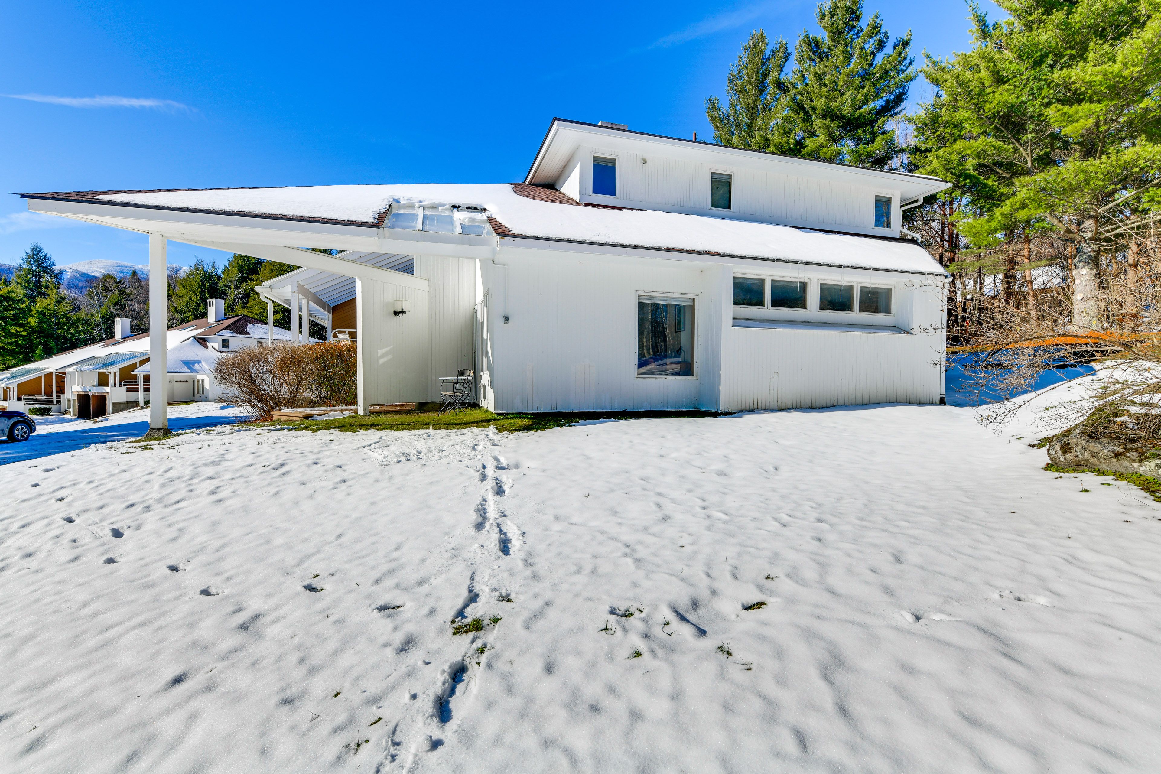 Parking | Shared Parking Lot (3 Vehicles, First-Come, First-Served)
