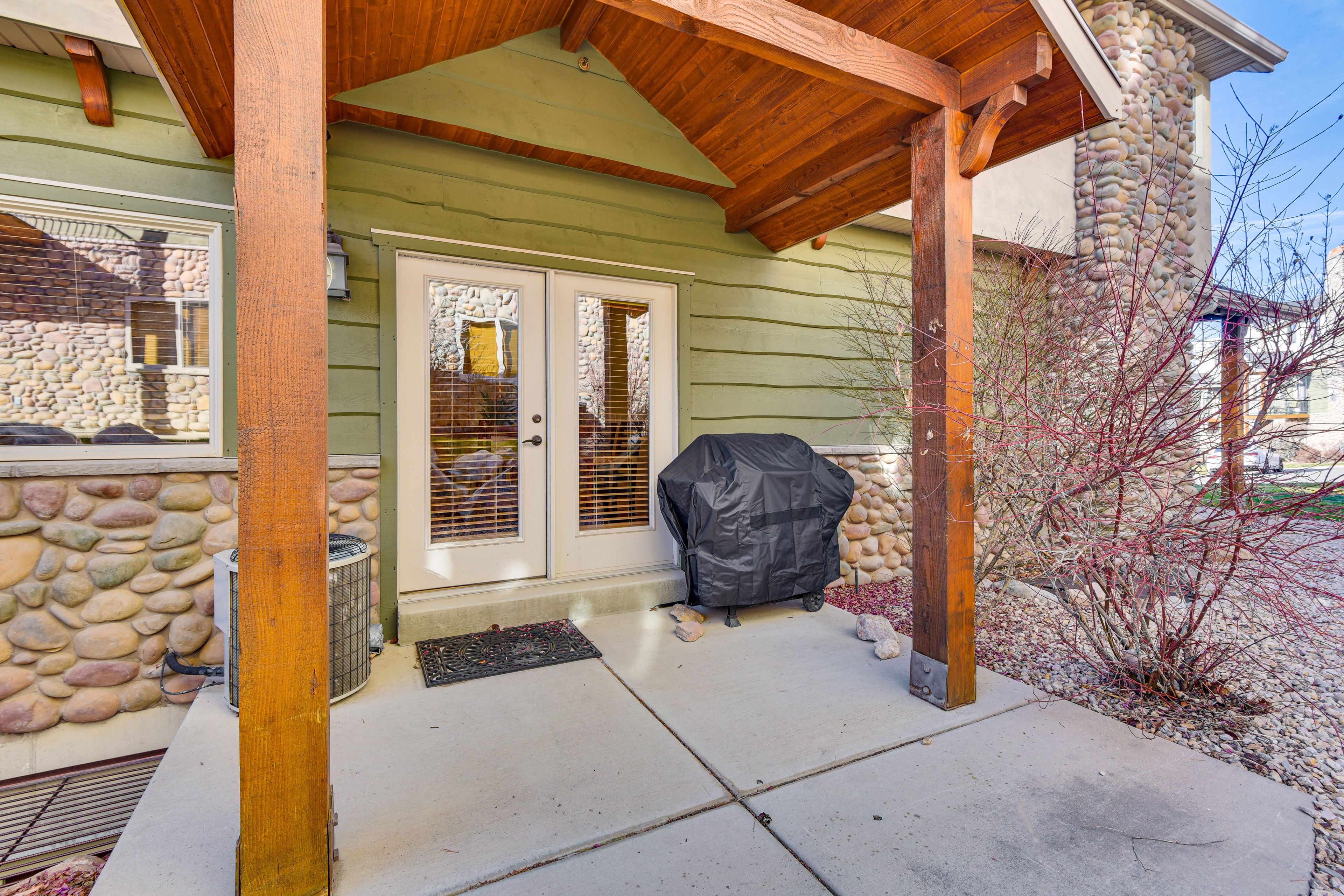 Private Patio | Gas Grill