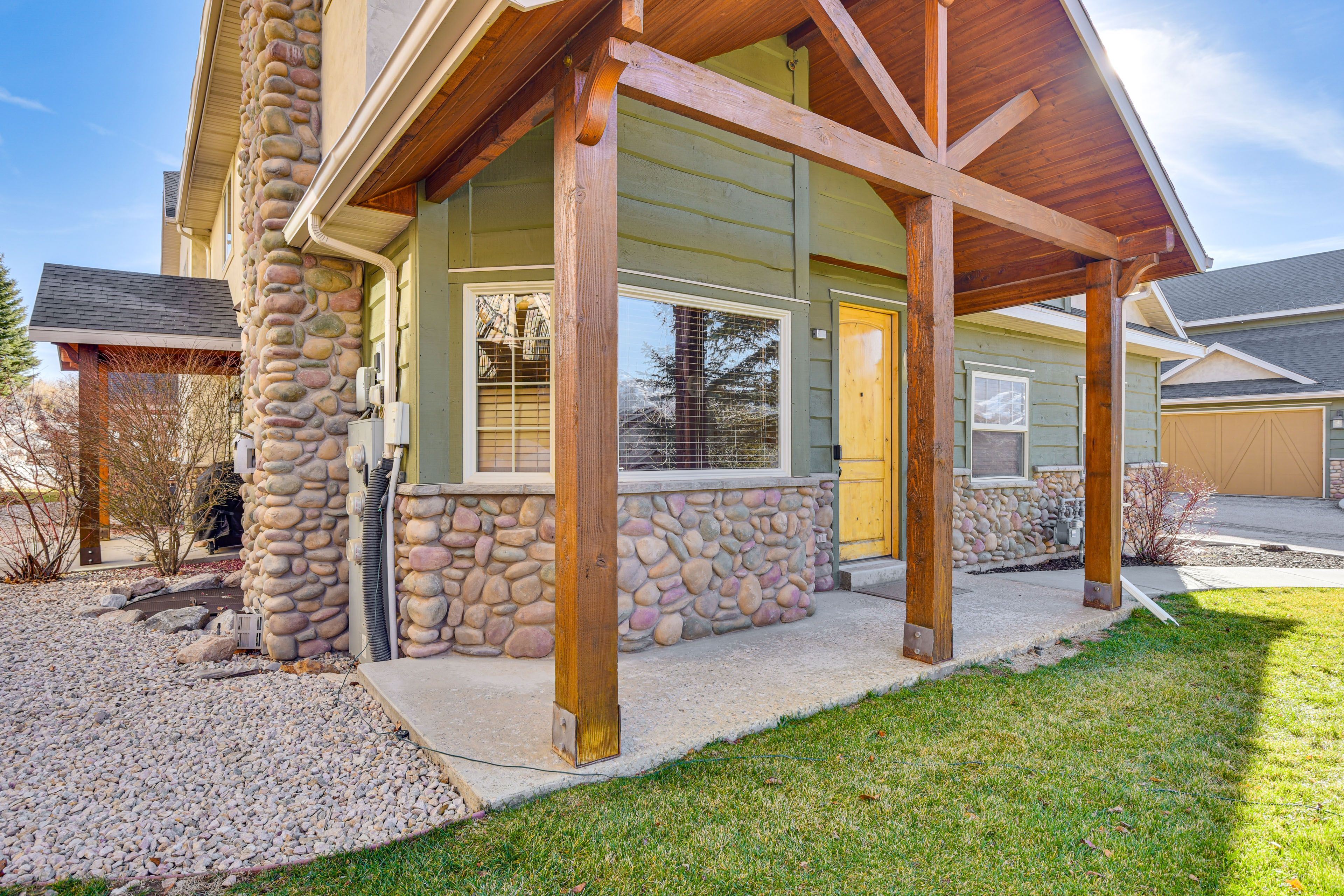 Property Exterior | Multi-Level Condo