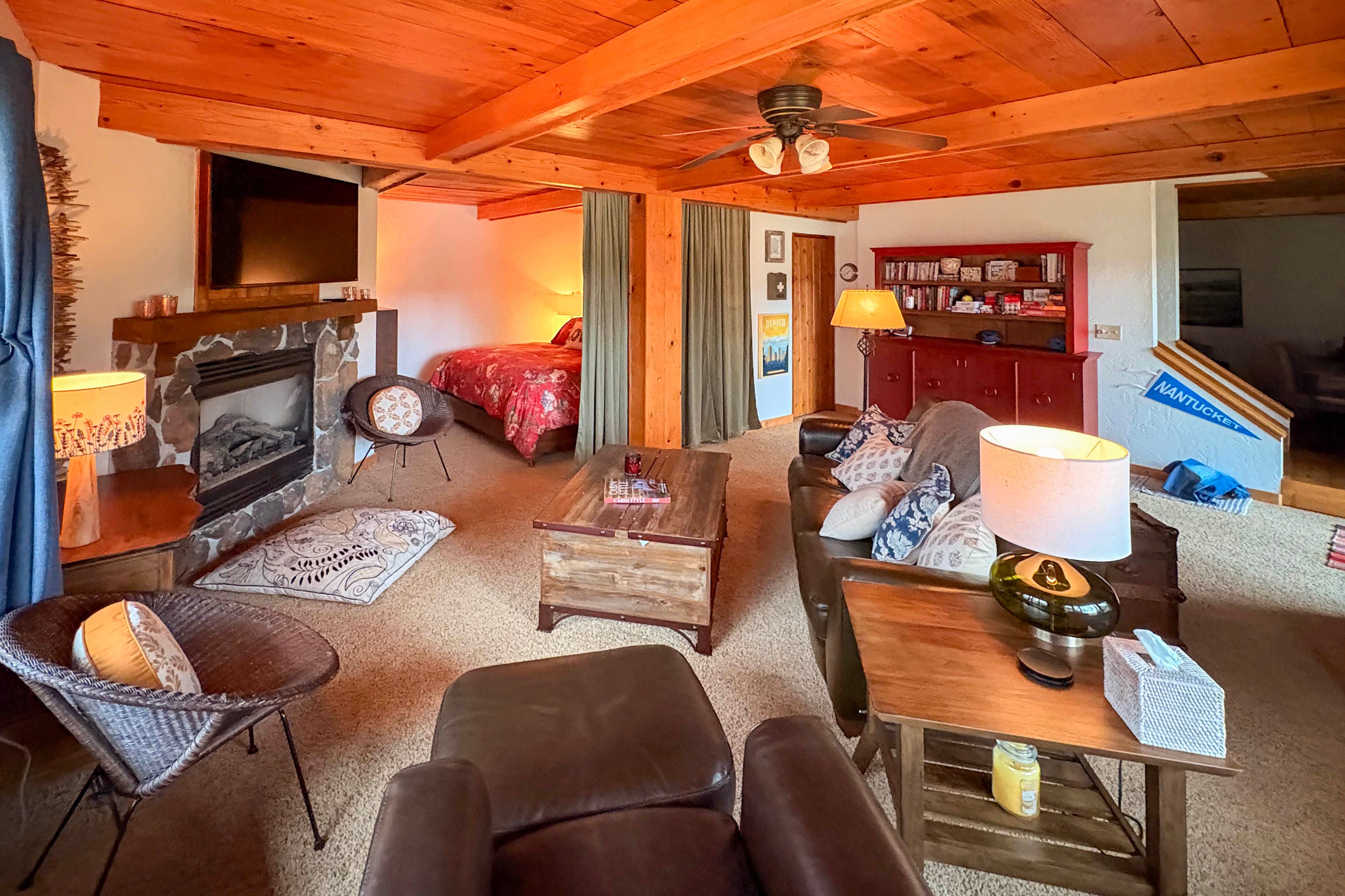 Family Room | Smart TV | Fireplace | Books | 1st Floor