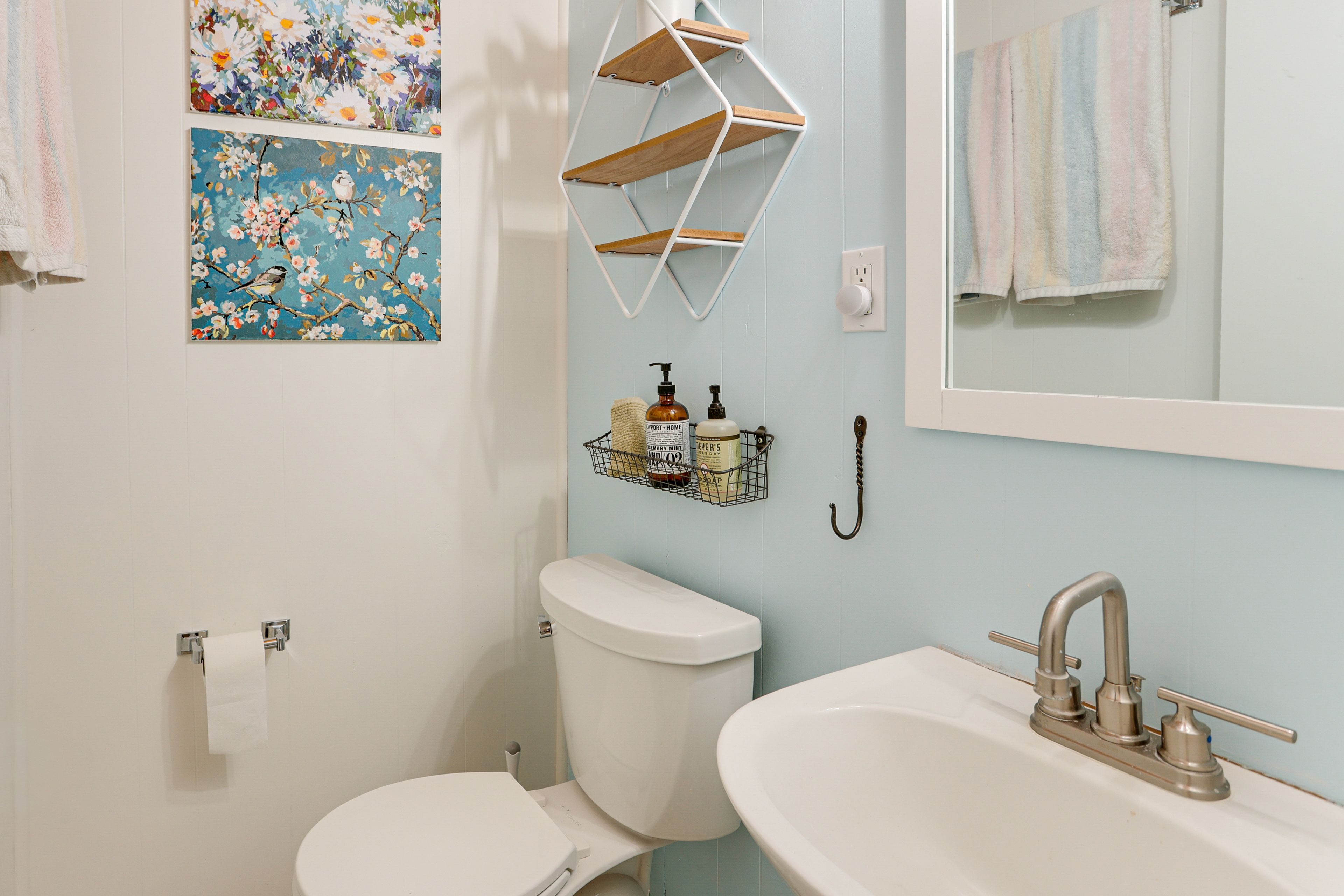 Half Bathroom | 1st Floor | Towels Provided