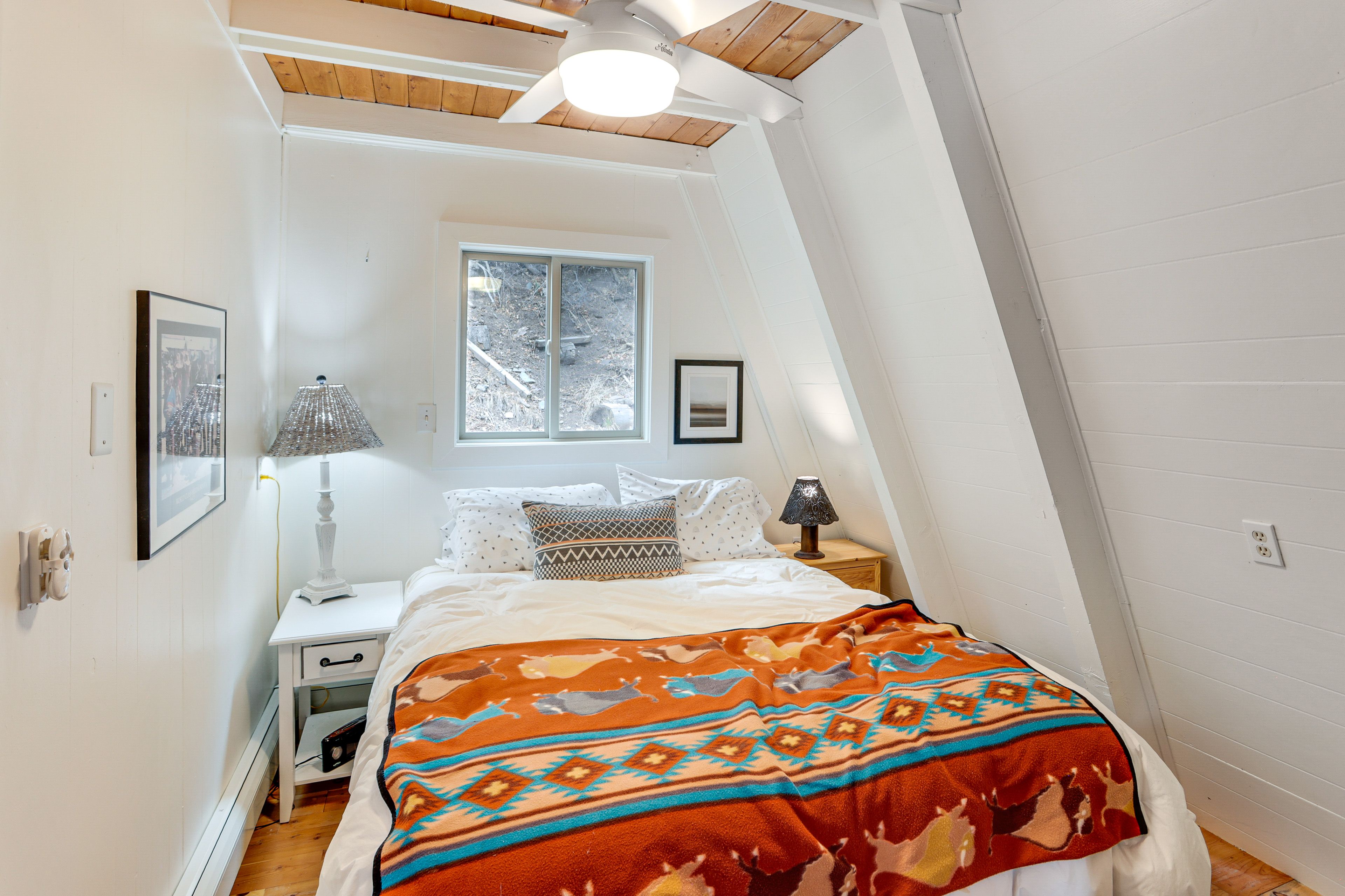 Bedroom 1 | Queen Bed | 1st Floor | Linens Provided