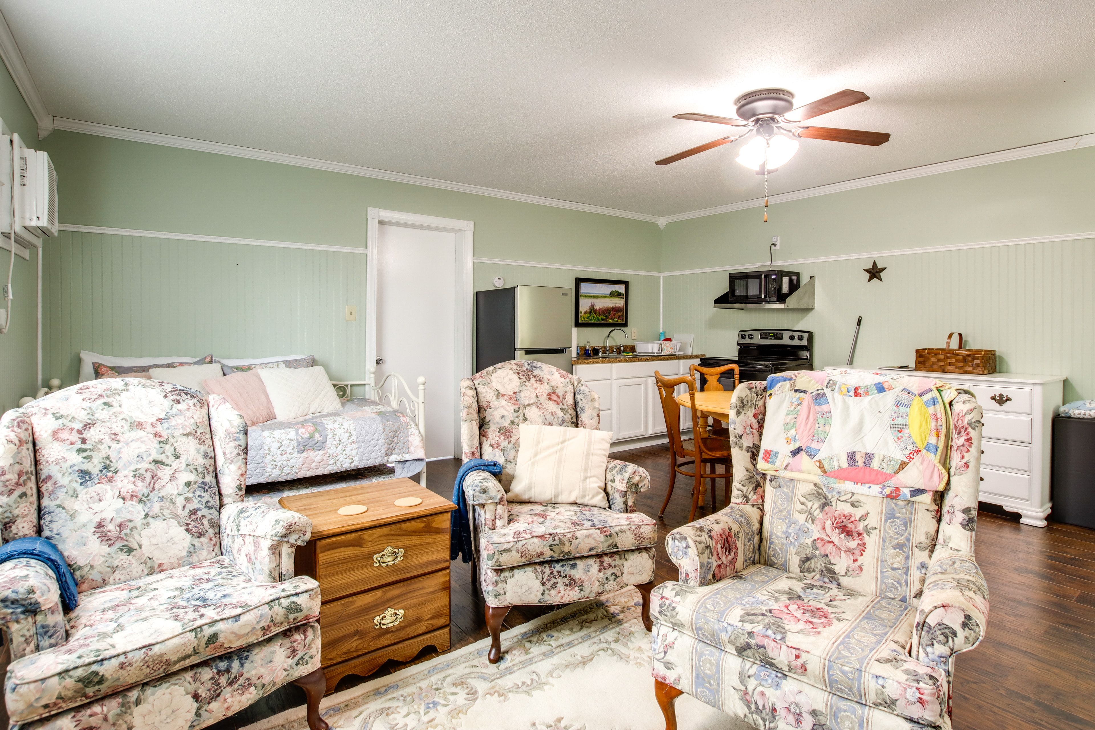 Living Area | Twin Daybed w/ Twin Trundle | Smart TV | Free WiFi