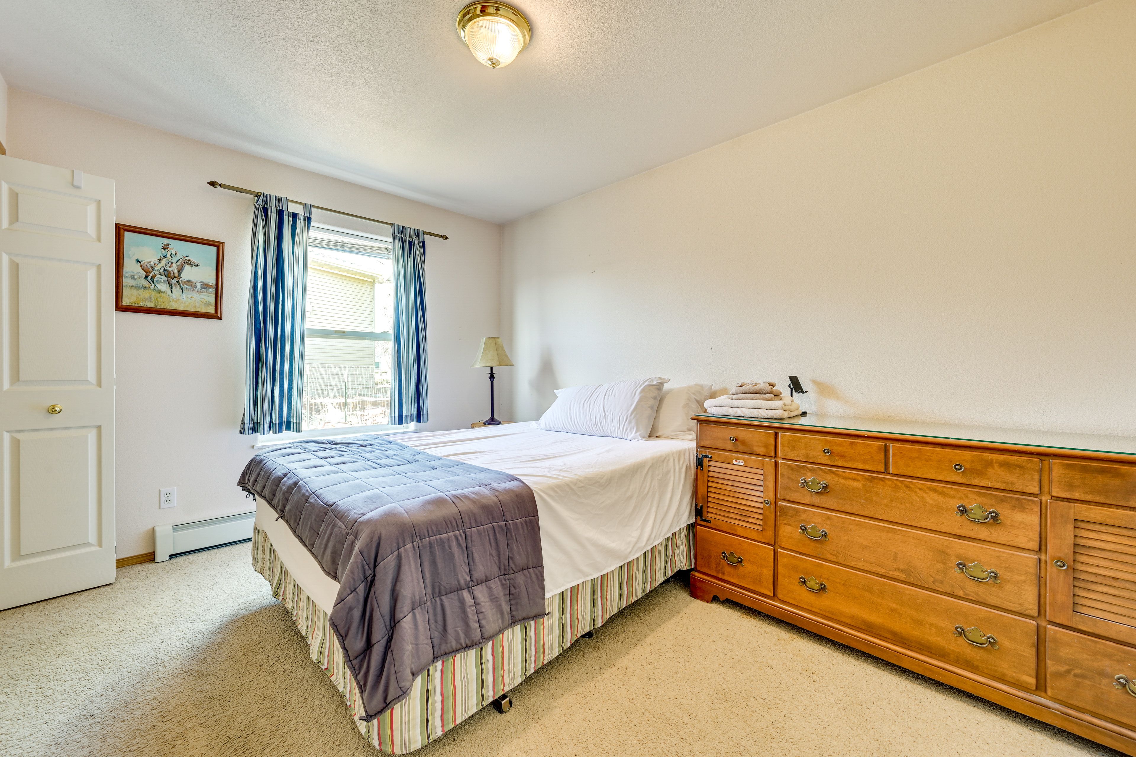 Bedroom 1 | Queen Bed