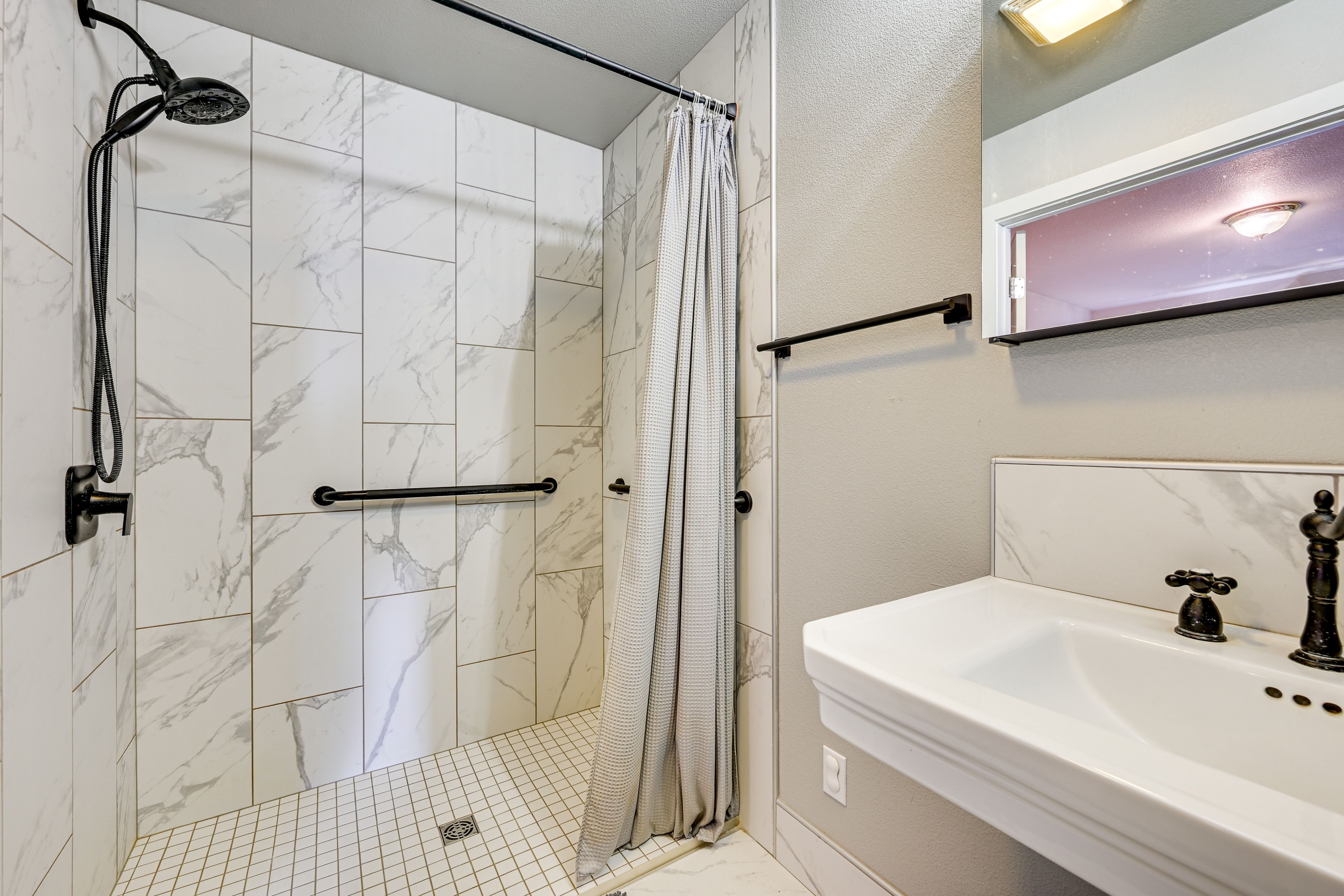 Full Bathroom | Complimentary Toiletries | Hair Dryer