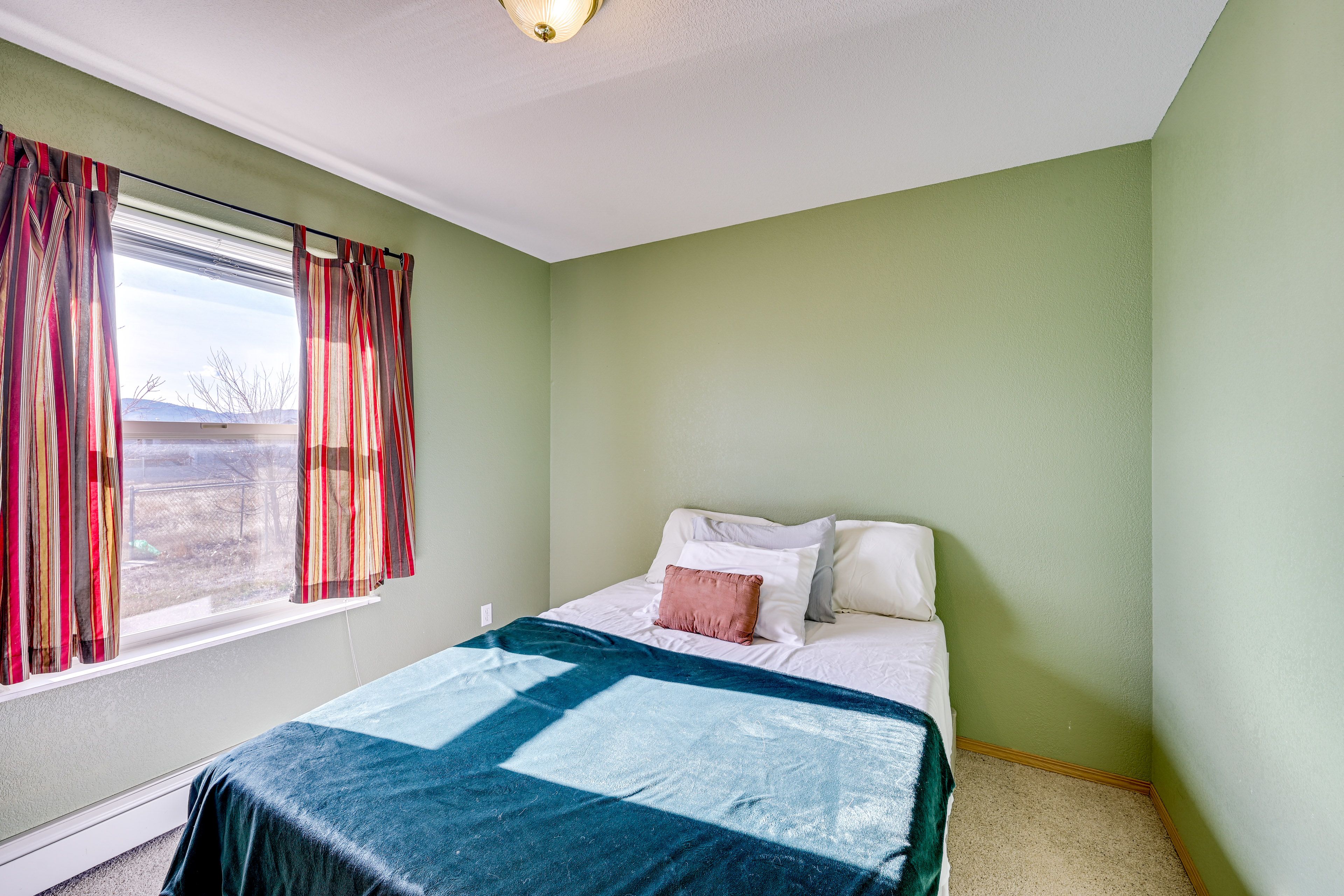 Bedroom 2 | Queen Bed