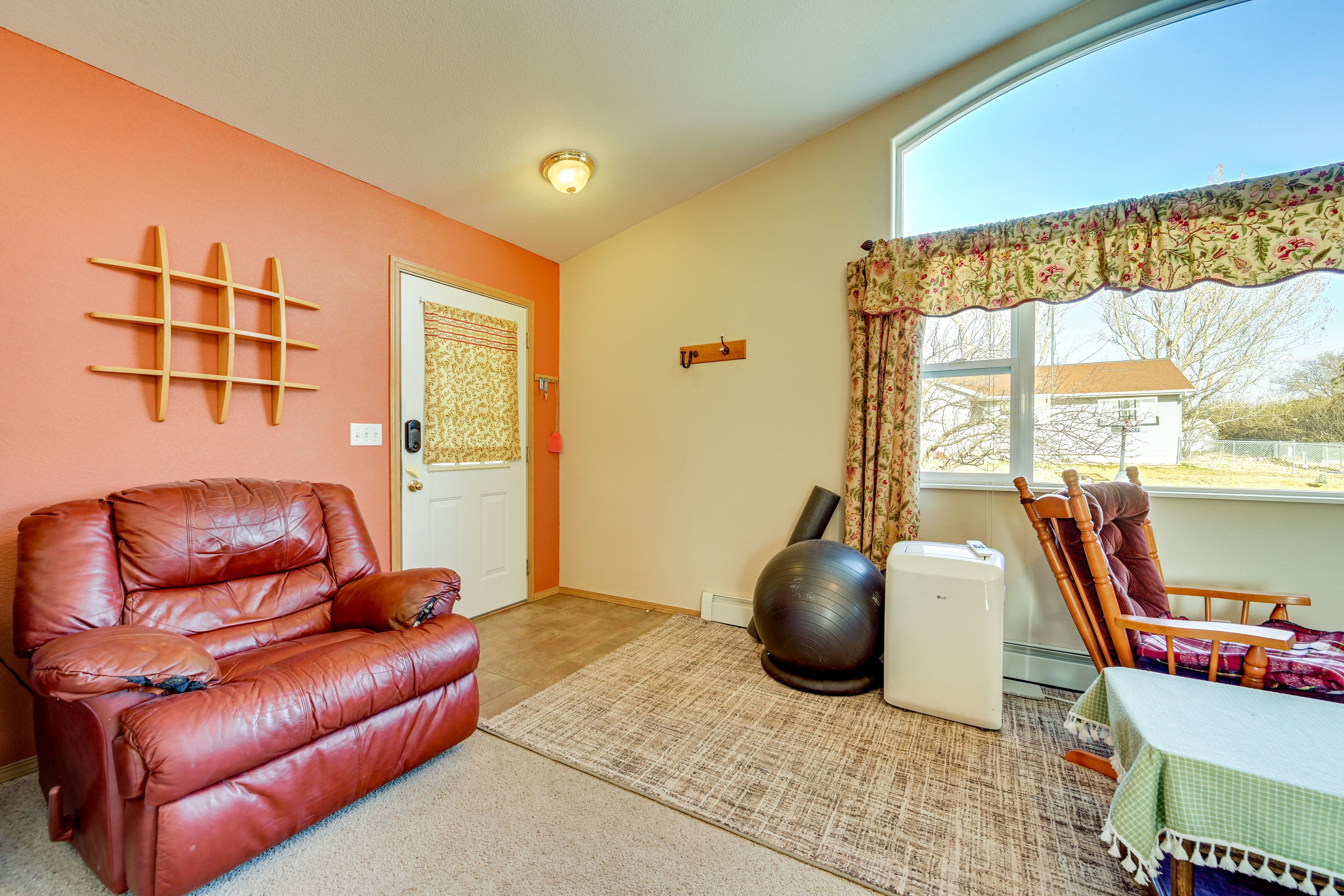 Living Room | Smart TV | Board Games