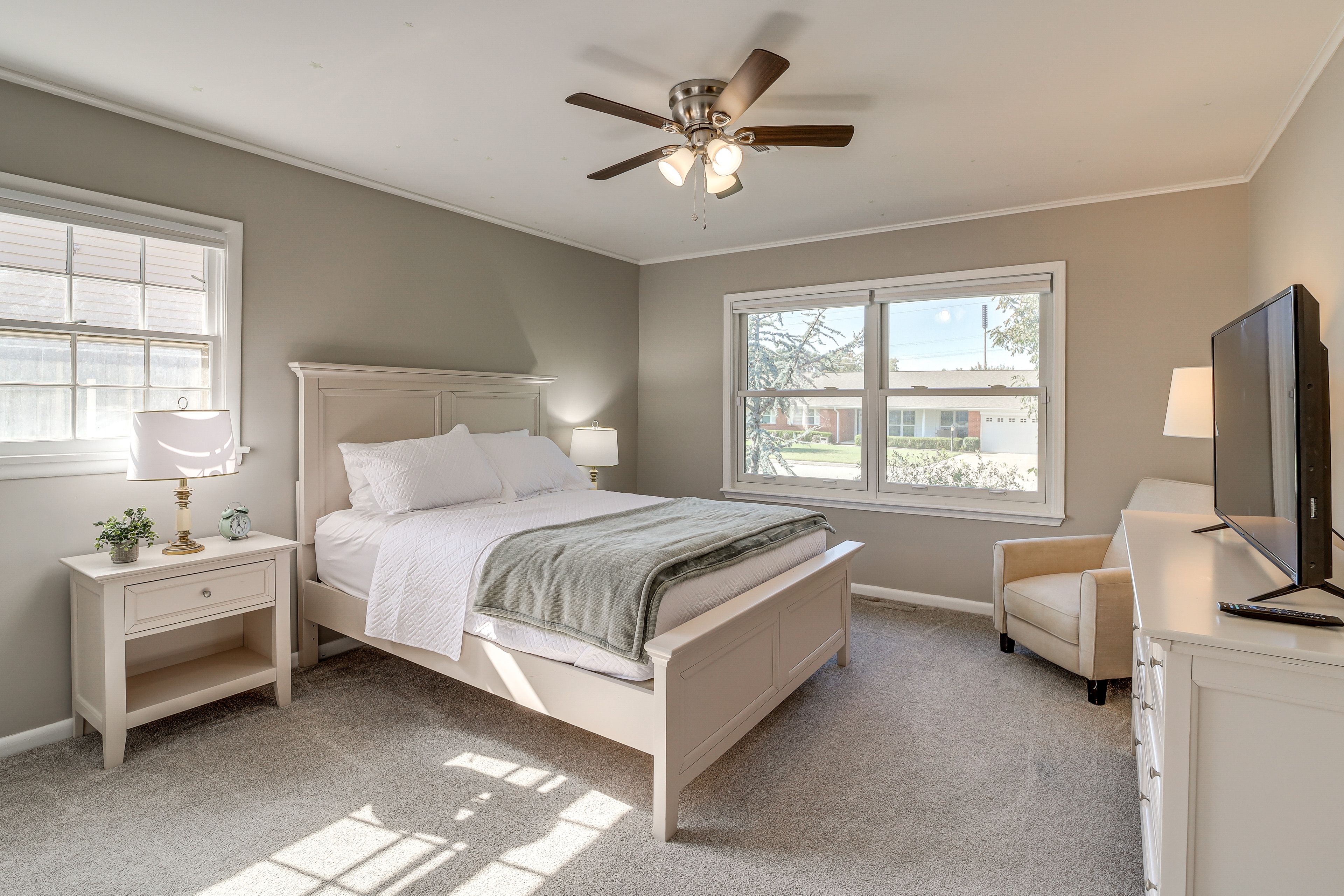 Bedroom 2 | Queen Bed | Smart TV