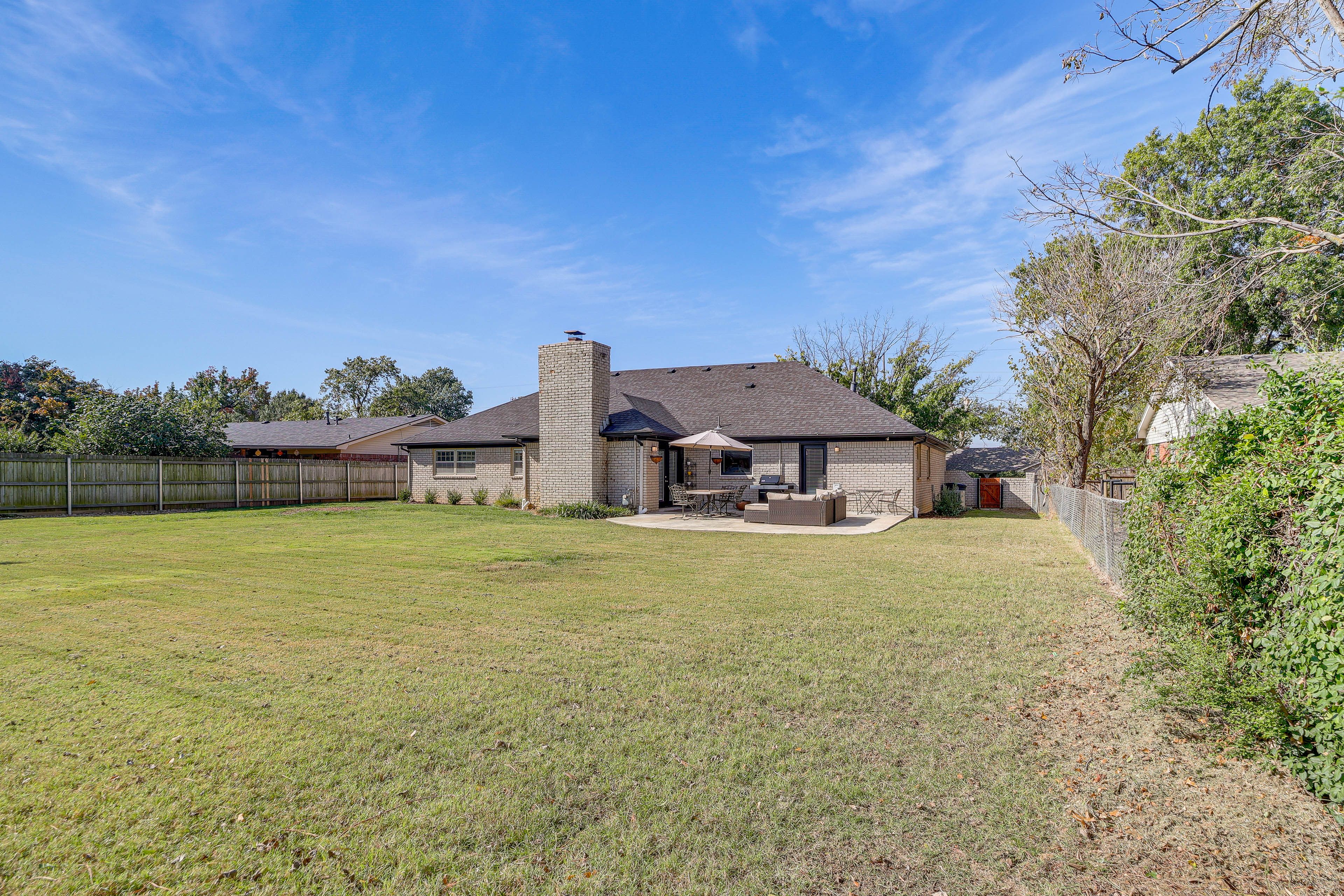 Fenced Backyard | Self Check-In | 7 Mi to the Oklahoma Aquarium