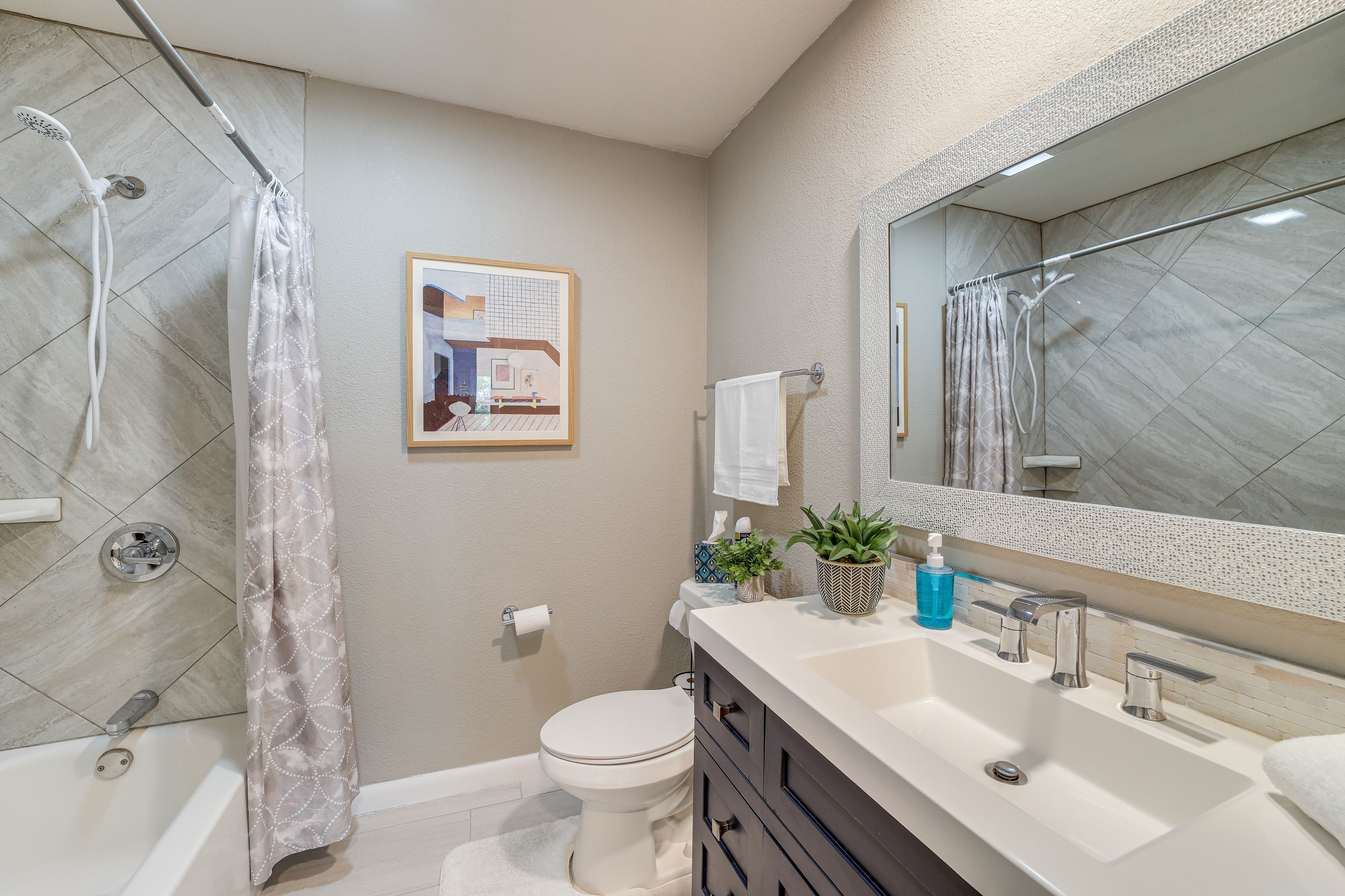 Full Bathroom | Complimentary Toiletries | Hair Dryer
