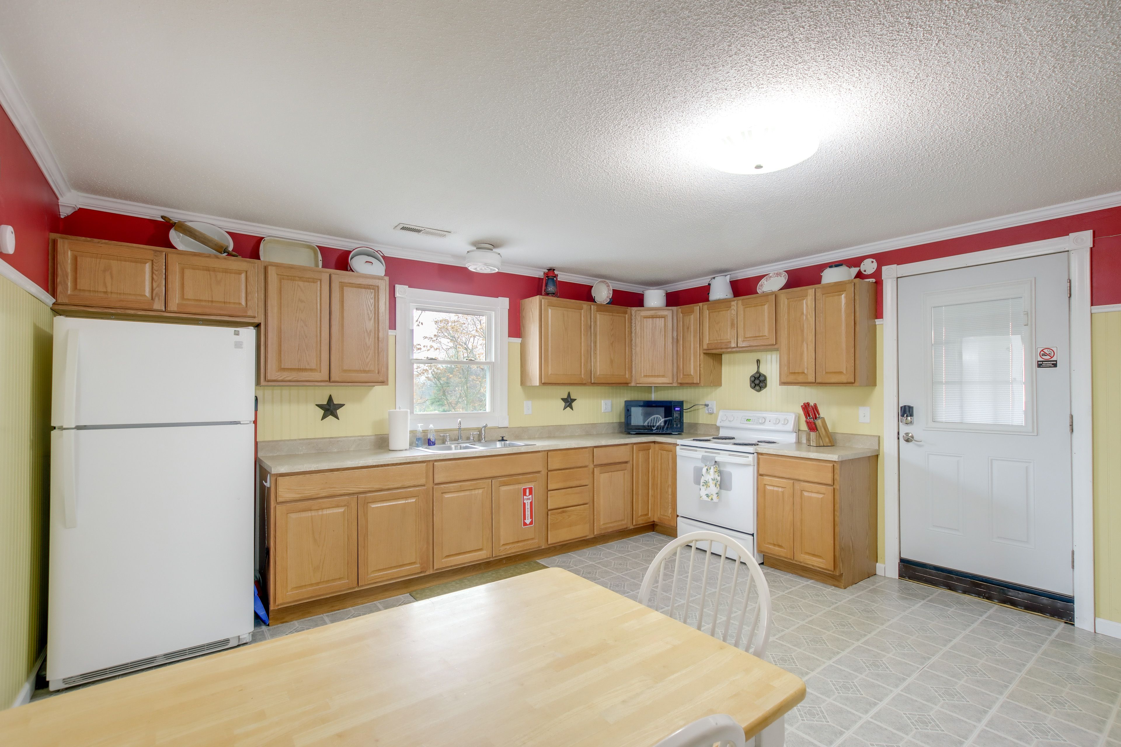 Dining Area & Kitchen