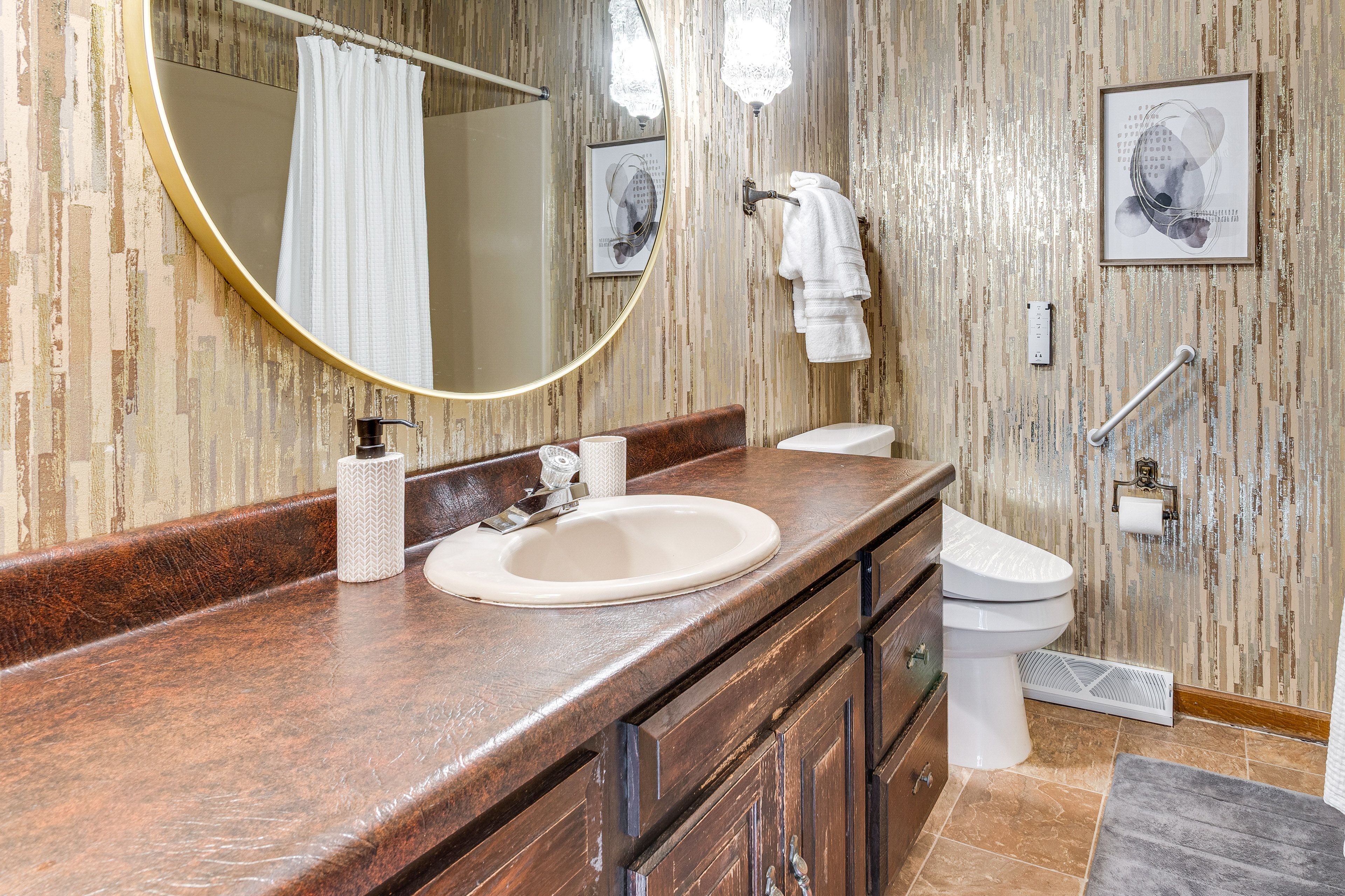 En-Suite Bathroom | Towels Provided