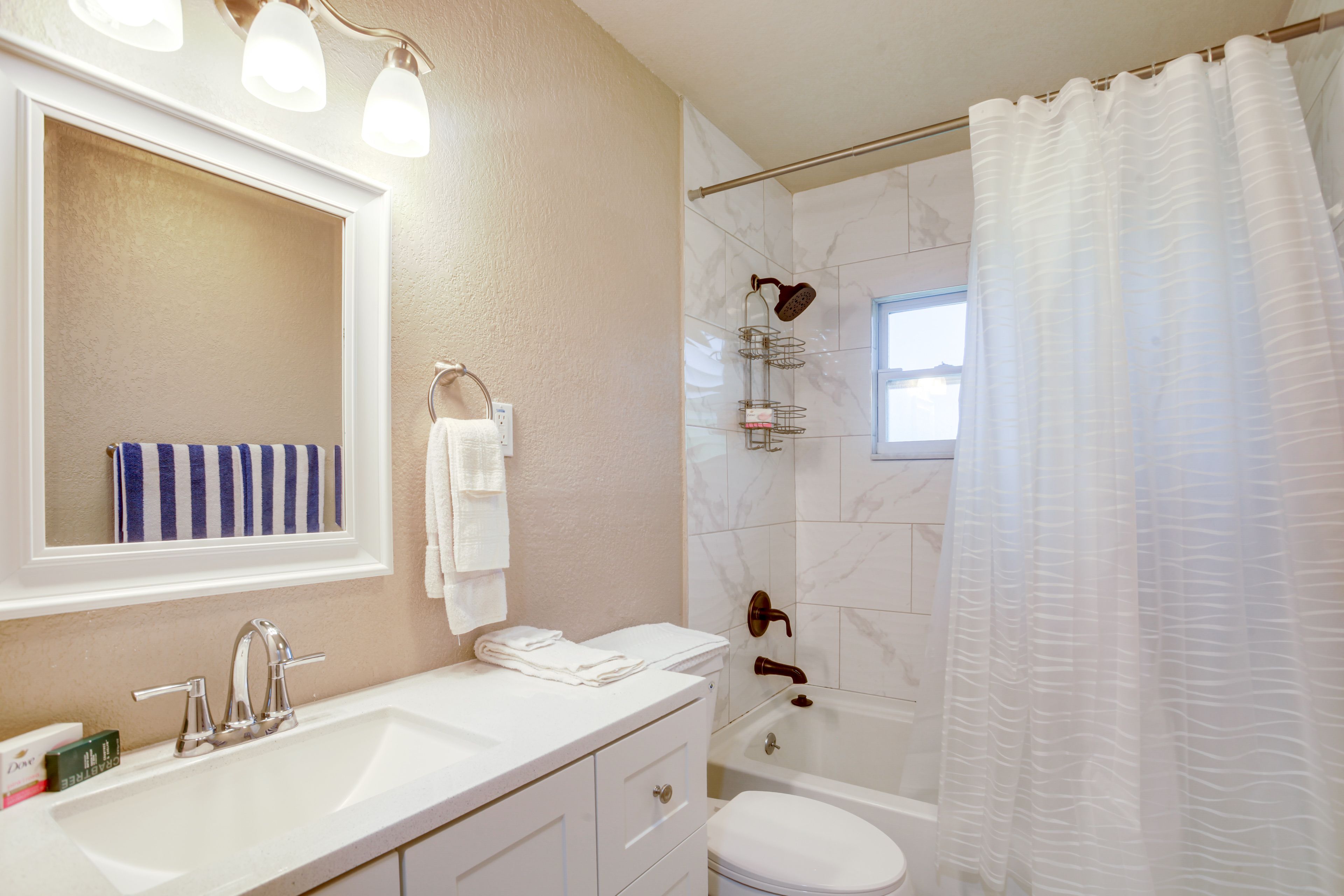 Full Bathroom | Towels Provided