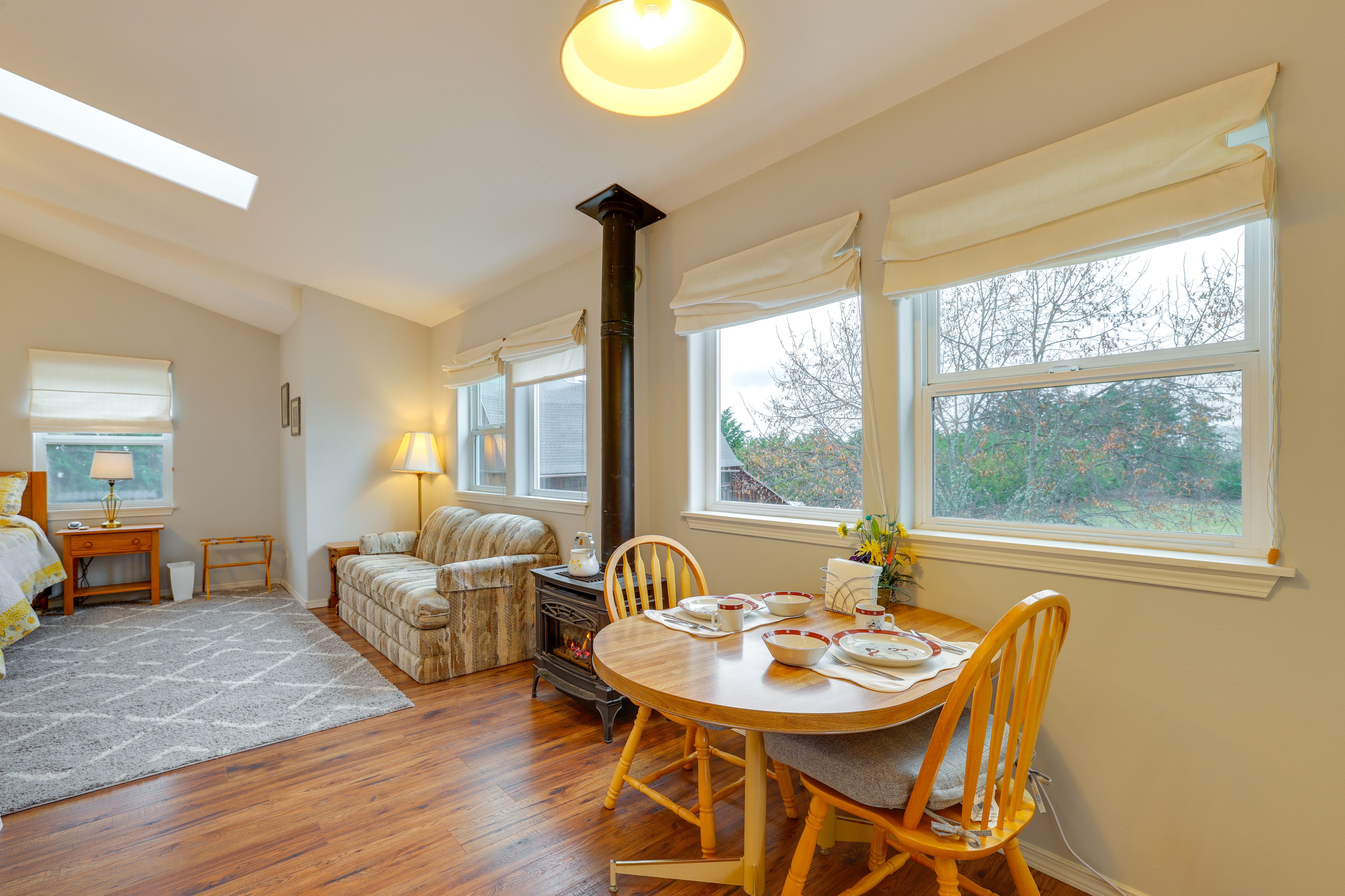 Dining Area | Dishware & Flatware Provided