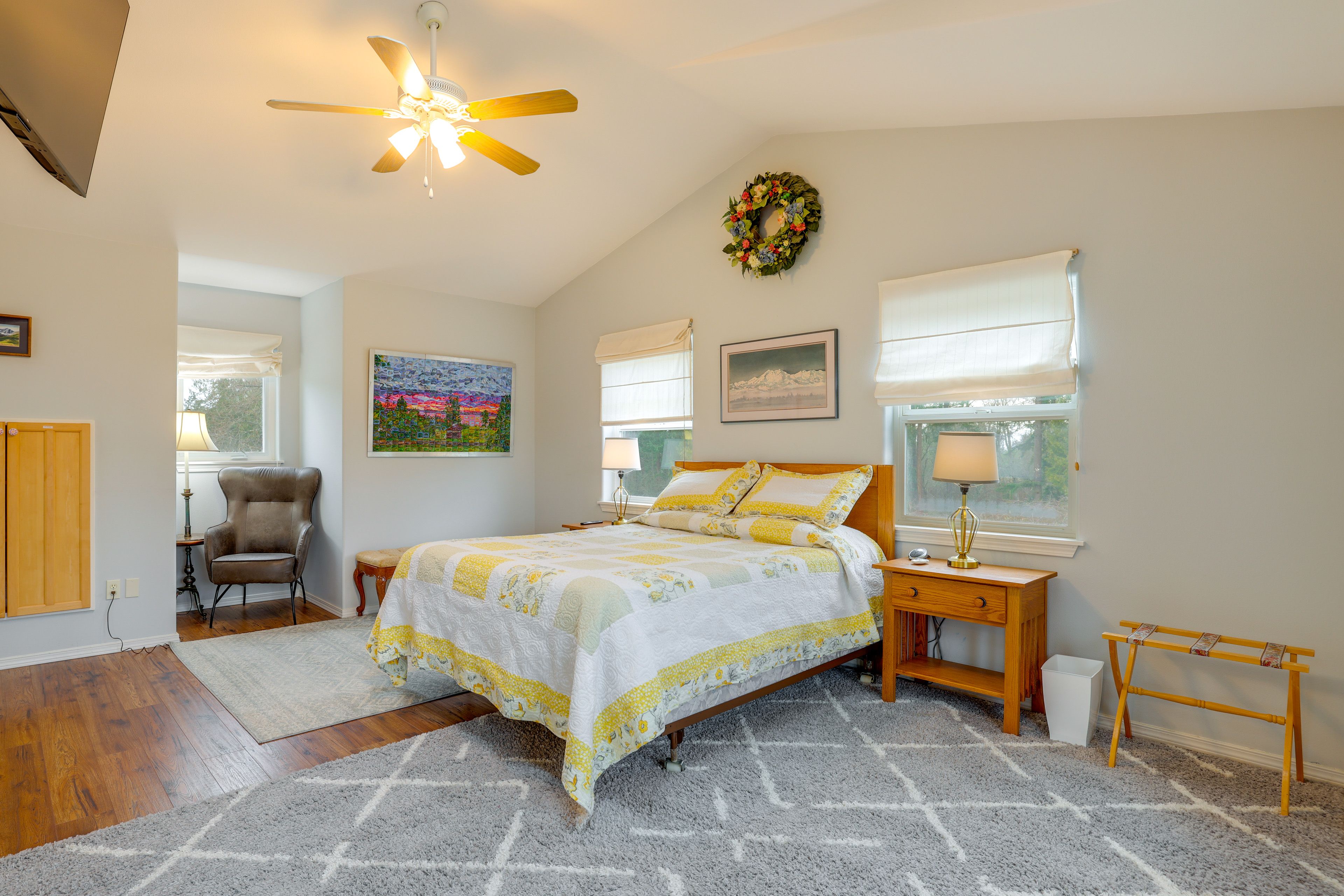 Studio | Queen Bed | Full Sleeper Sofa | Linens Provided | Smart TV