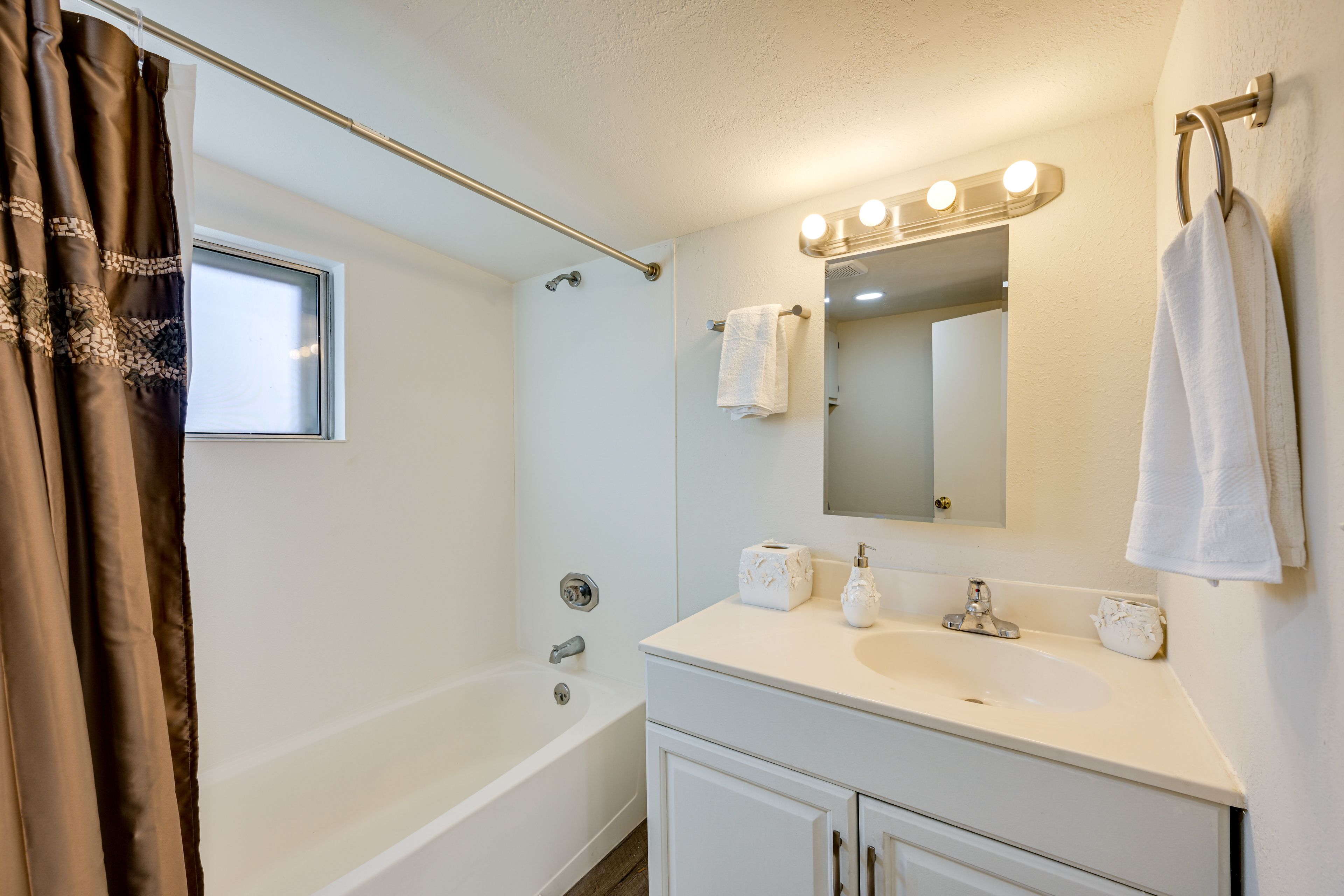 Full Bathroom | 1st Floor | Towels Provided