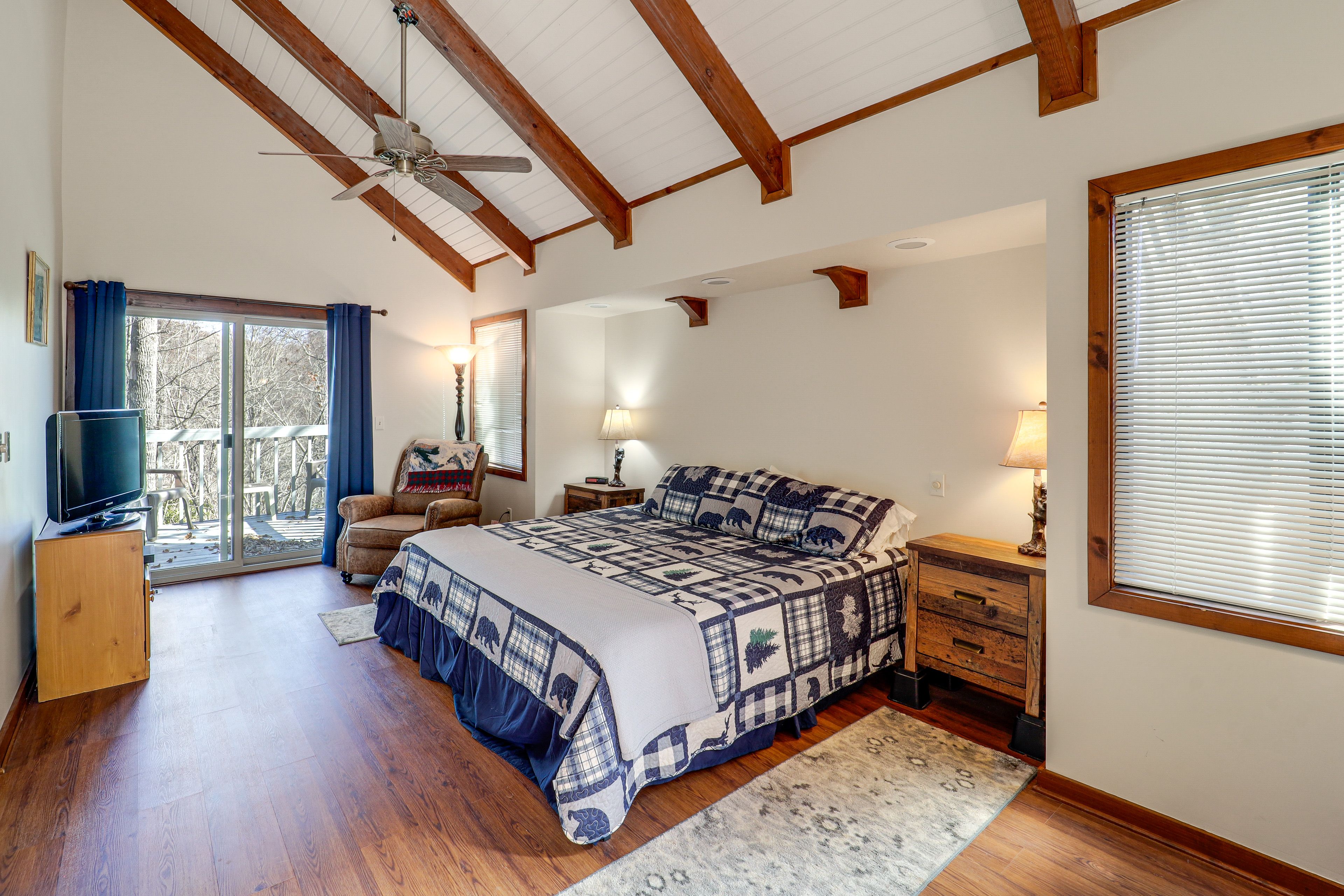 Bedroom 2 | King Bed | Main Floor