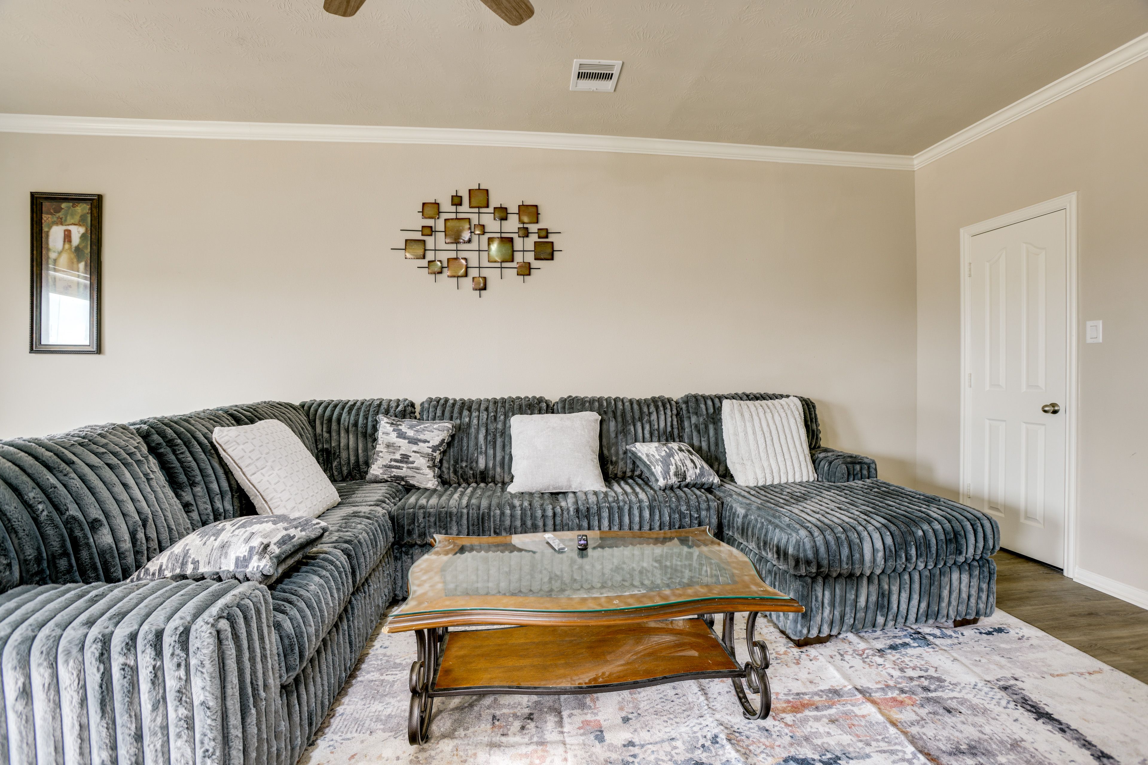 Living Room | 1st Floor | Flat-Screen TV | Central Heating & A/C | Free WiFi