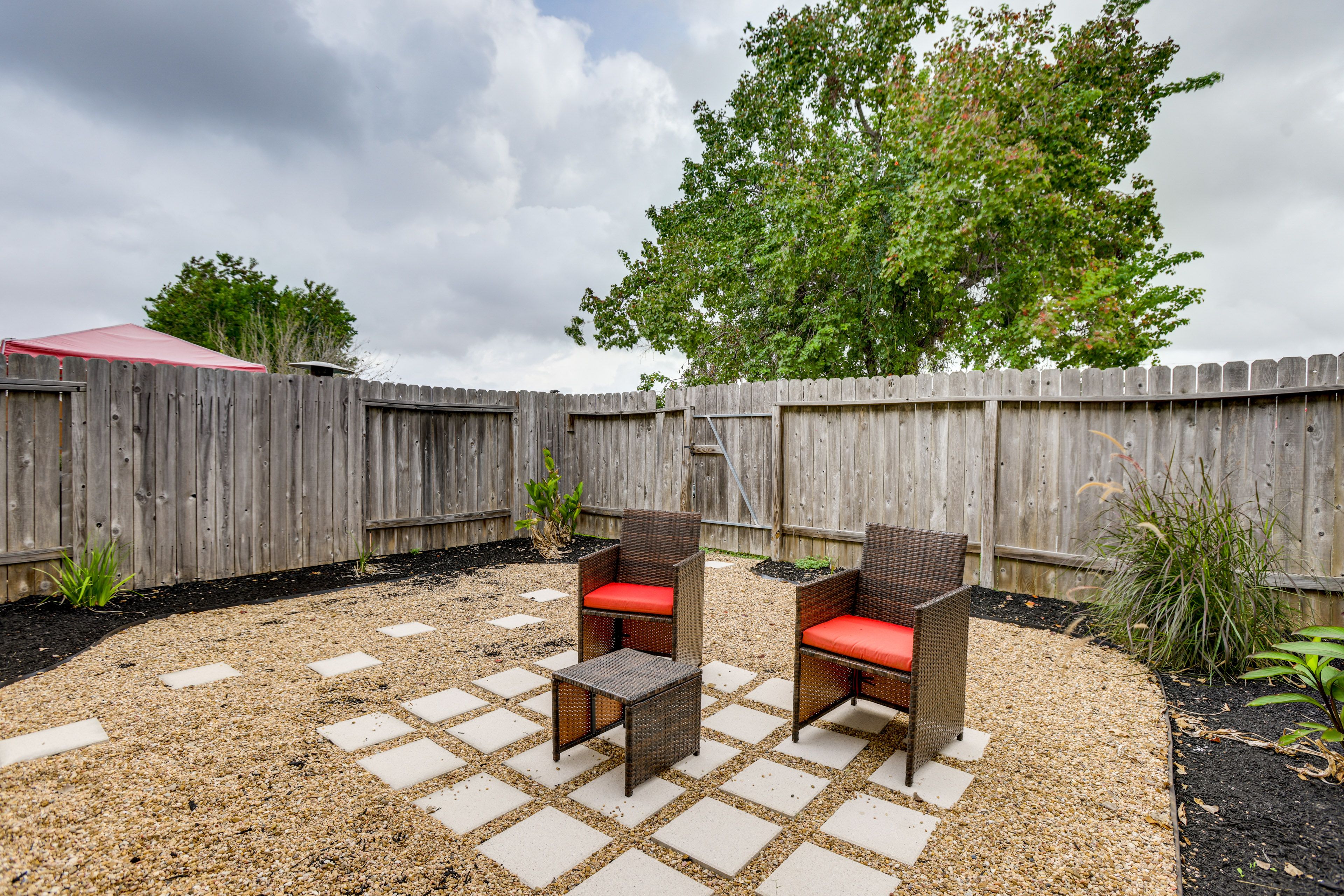 Fenced Backyard | 2 Lounge Chairs