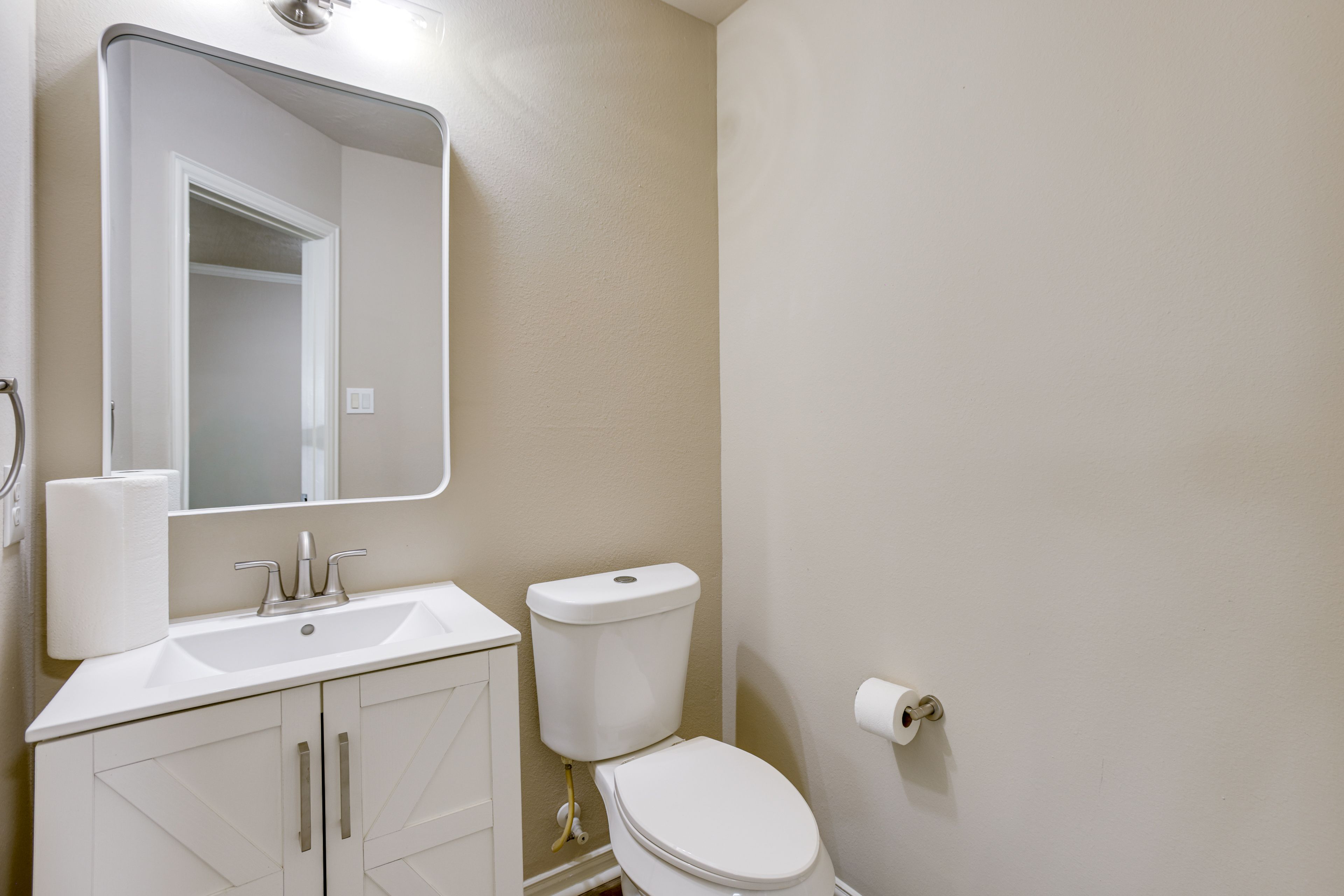Half Bathroom | 1st Floor | Complimentary Toiletries | Towels Provided