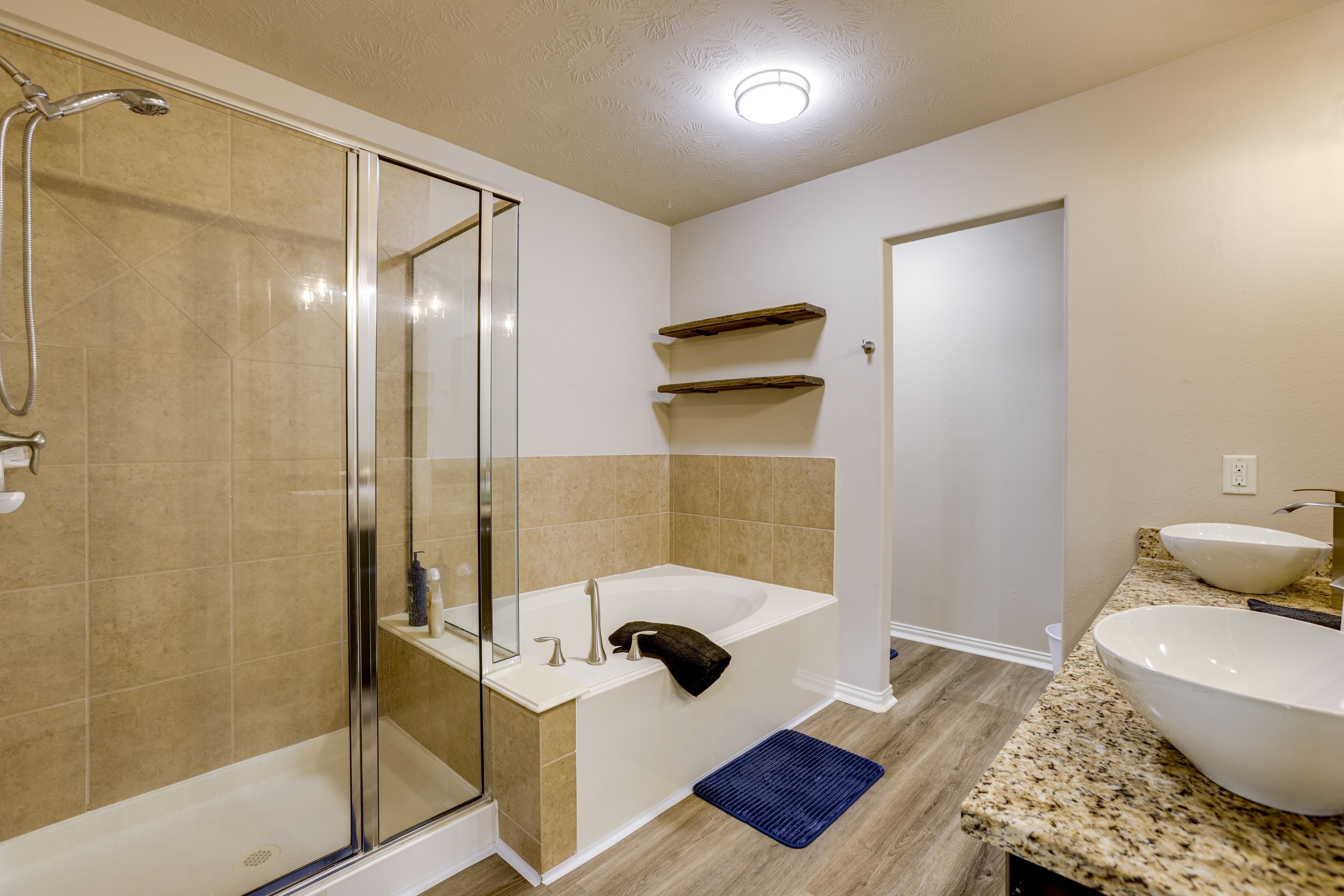 Full Bathroom | 2nd Floor