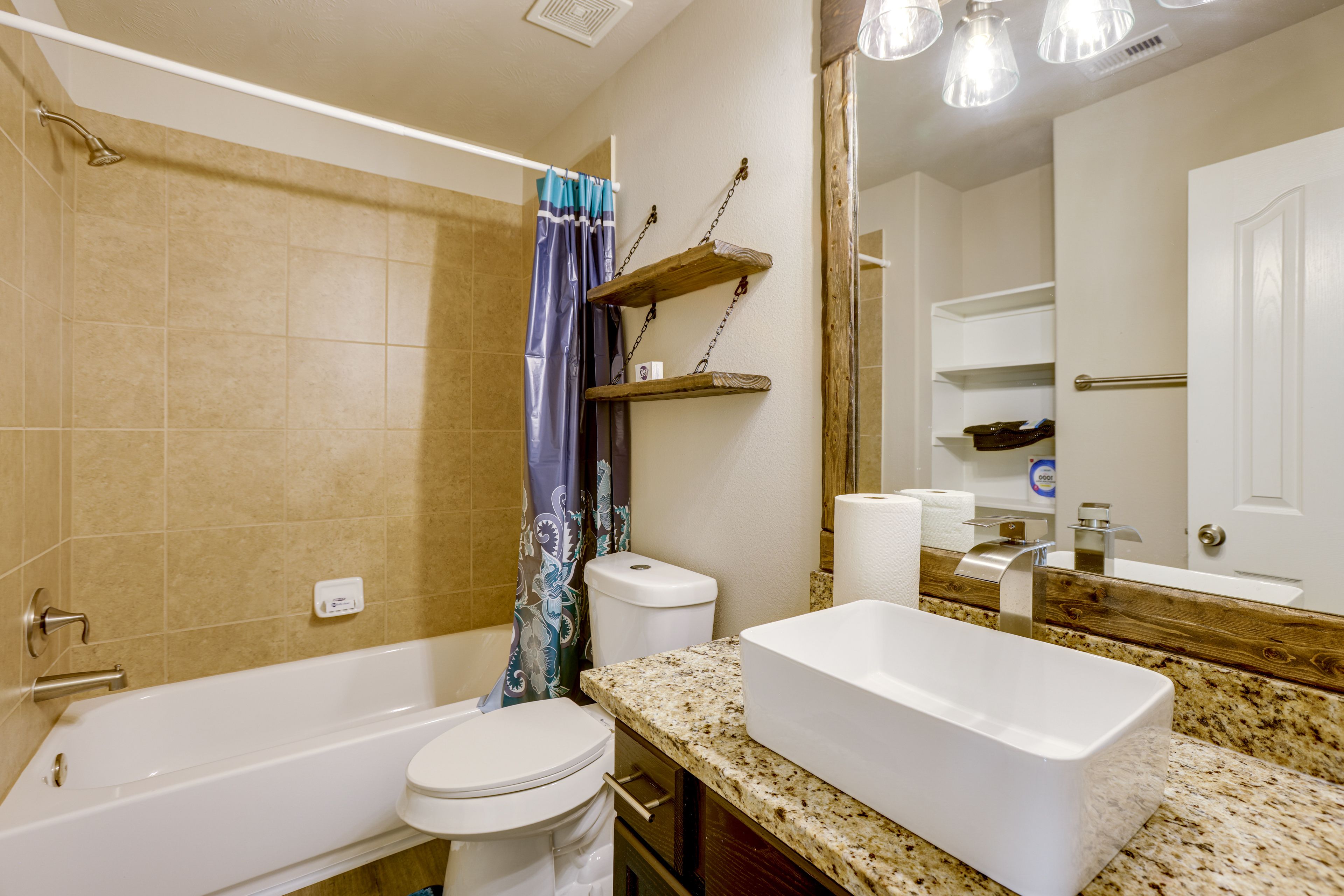 Full Bathroom | 2nd Floor