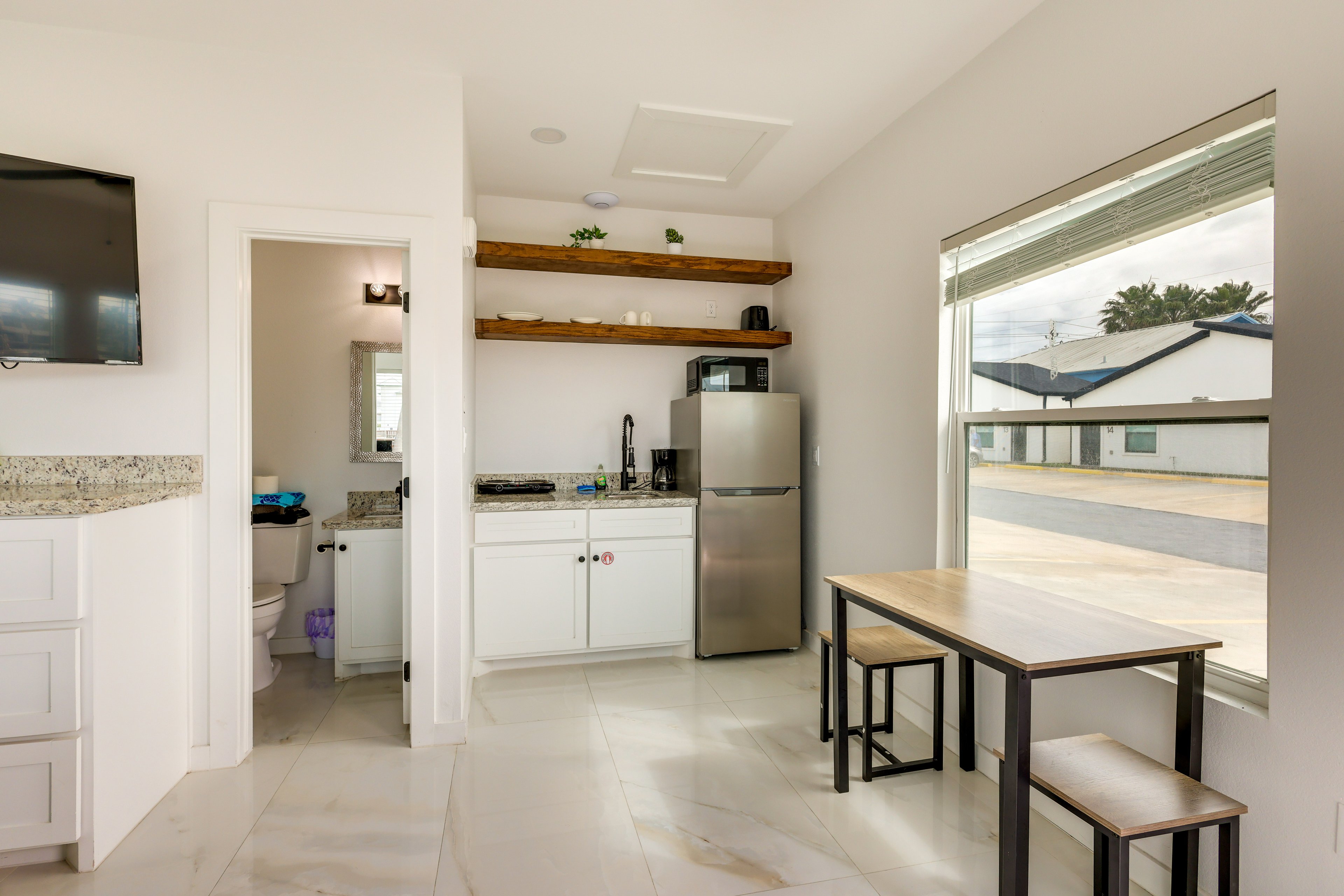 Kitchenette | Dining Table